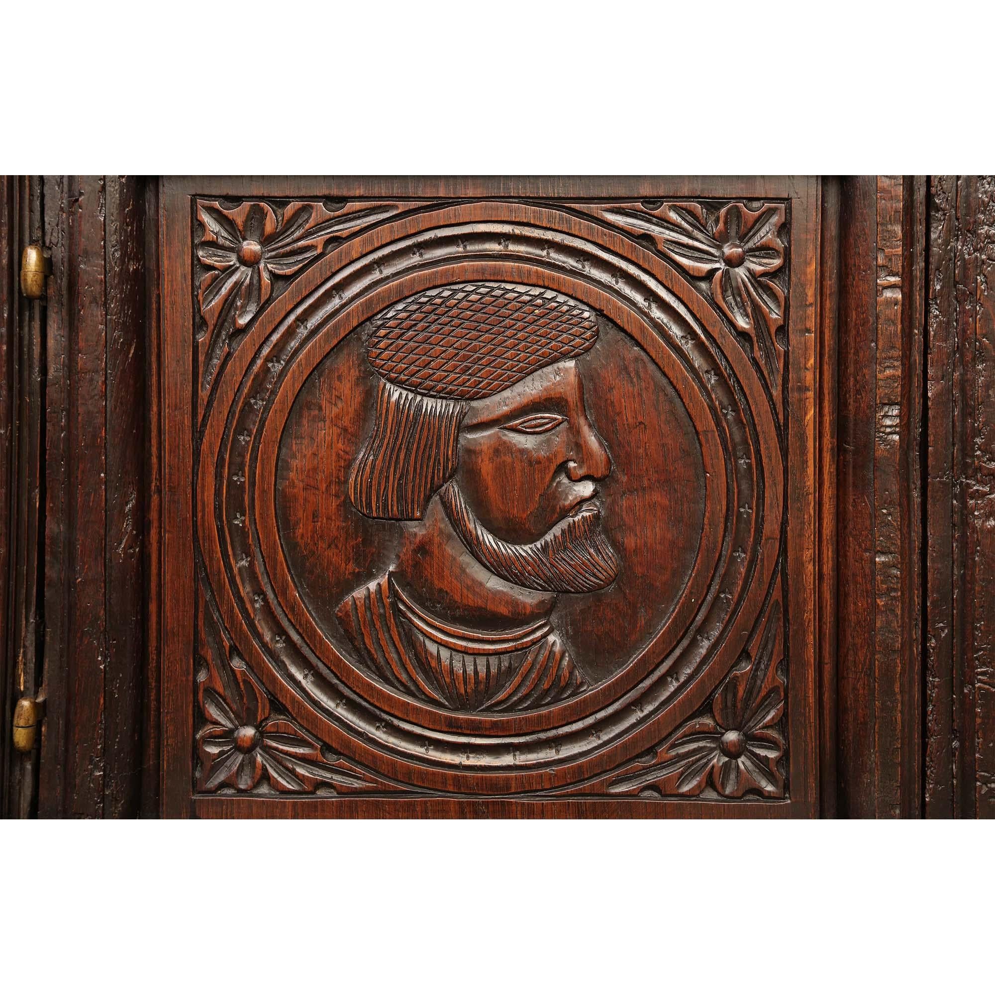 Armario Vaisselier francés de nogal renacentista del siglo XVIII de Normandía siglo XVIII y antes en venta