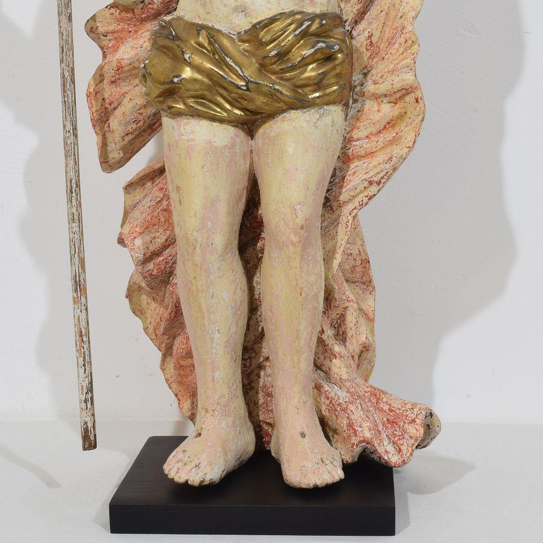 Legno Statua di Cristo risorto/risurrezione francese del XVIII secolo con bandiera in vendita