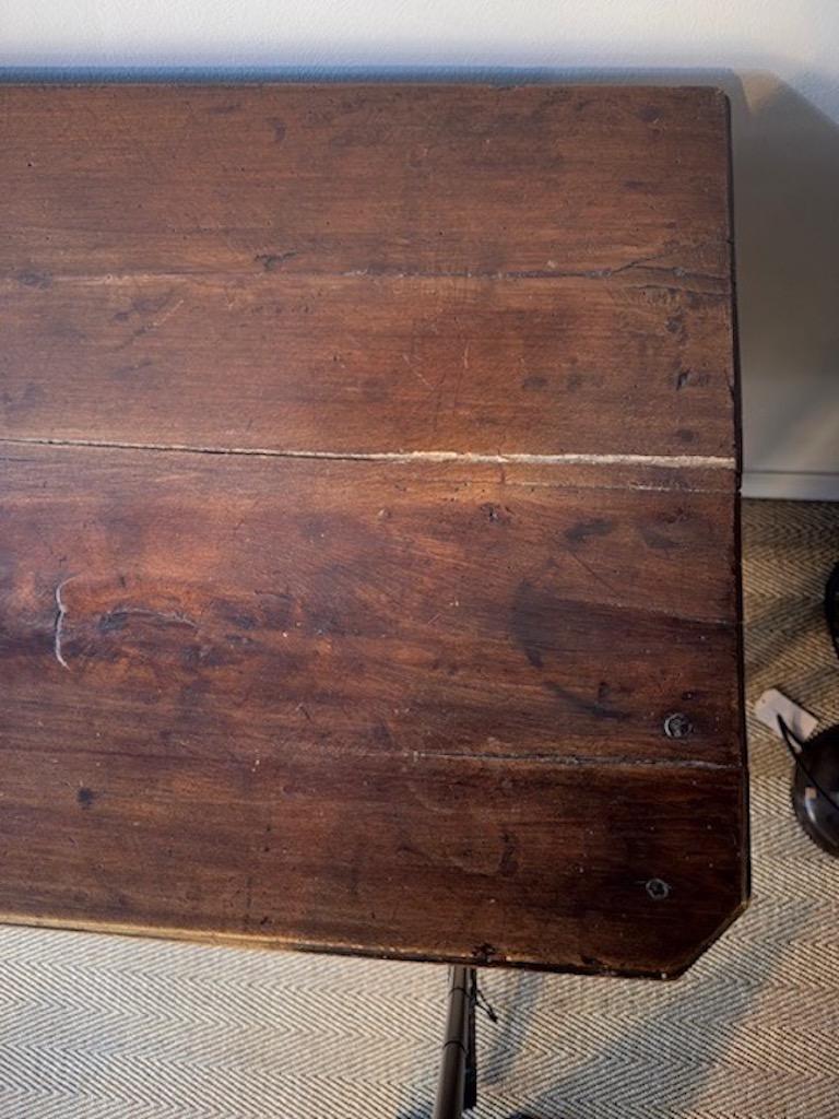 Fino al XVIII secolo Commodo rustico francese del XVIII secolo a due cassetti con gambe affusolate e scanalate in vendita
