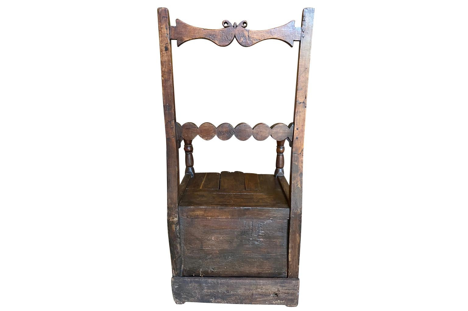 Chêne Chaise à boîte à sel française du XVIIIe siècle en vente