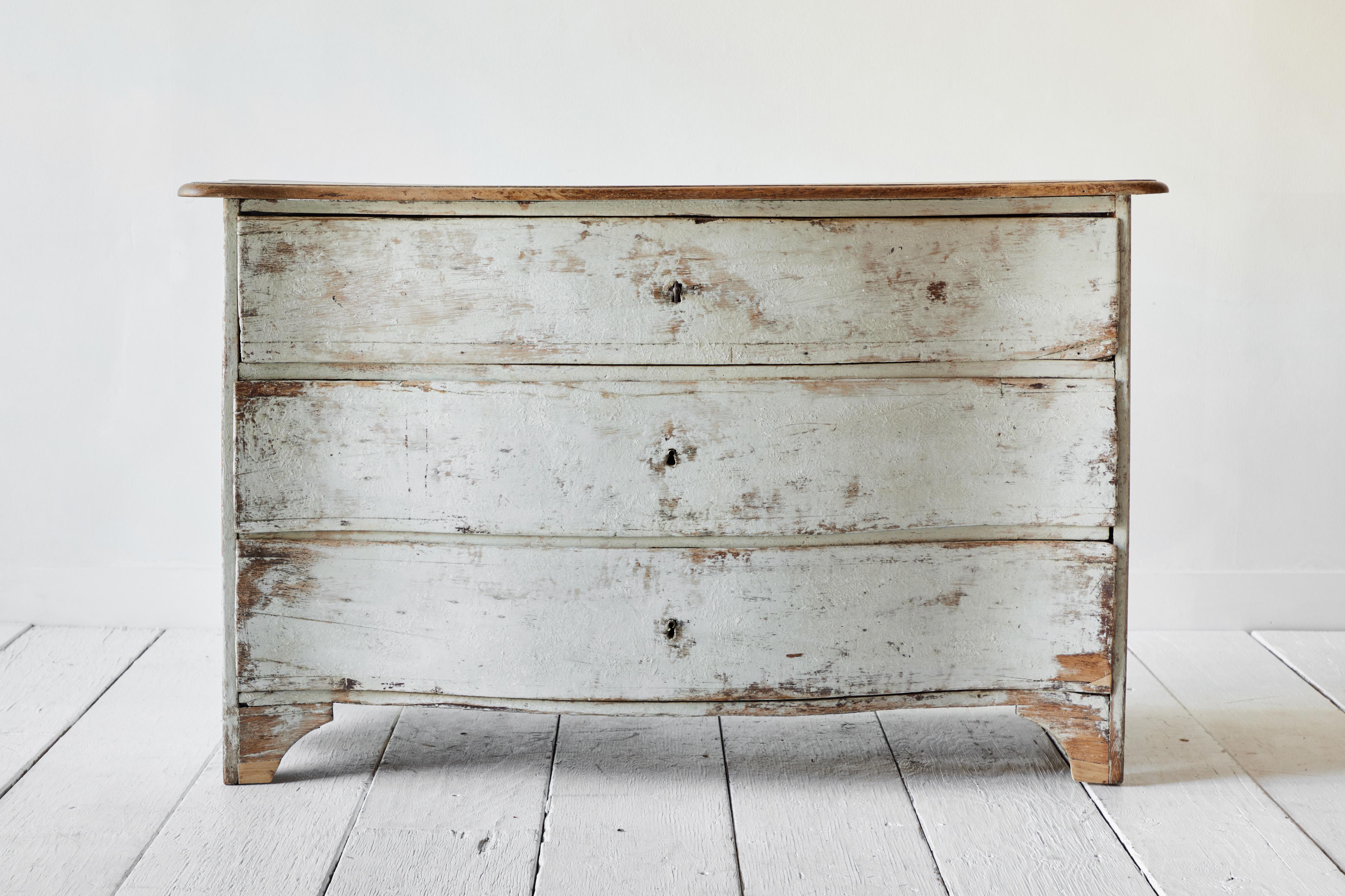 French 18th Century Serpentine Commode In Good Condition In Los Angeles, CA