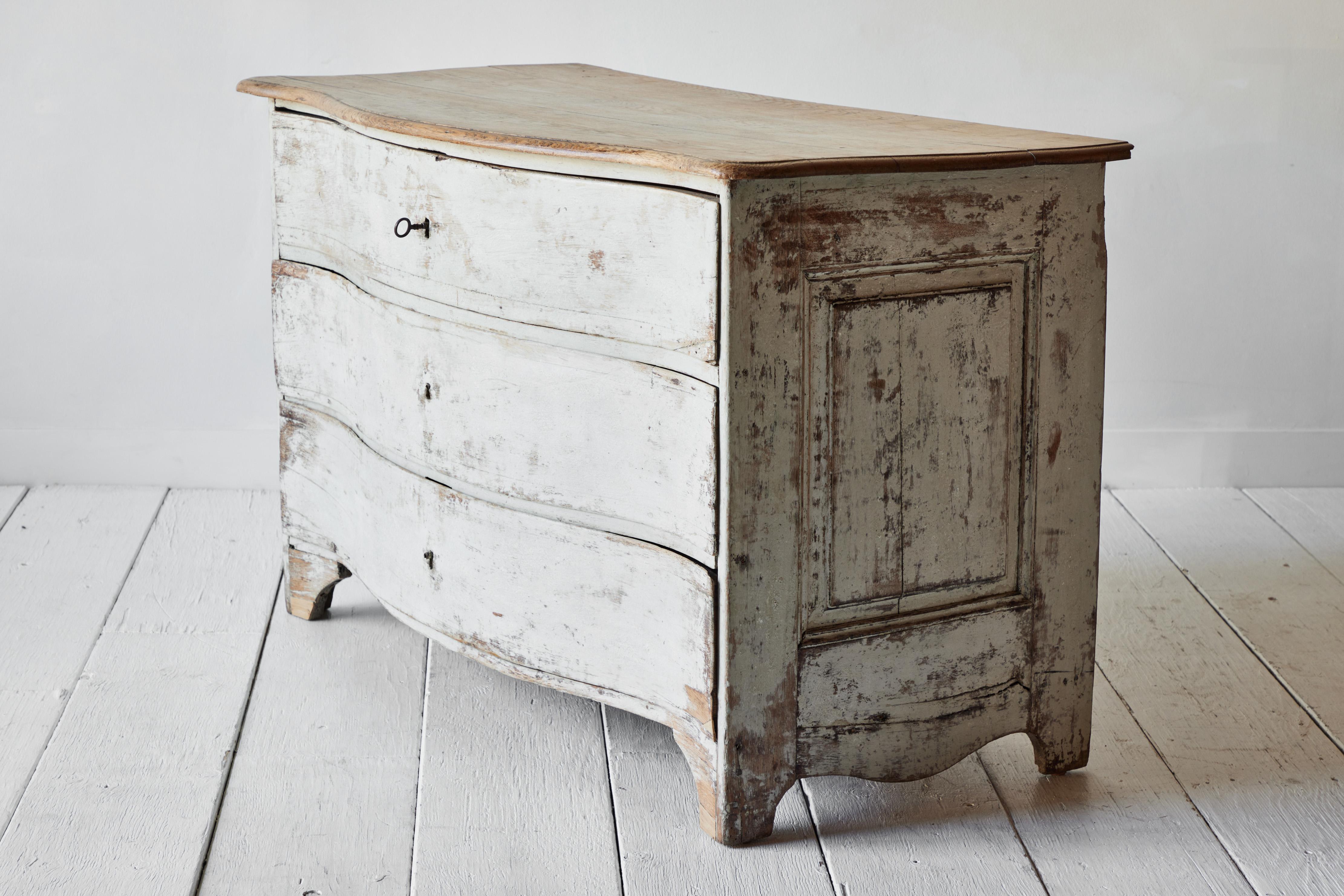 French 18th Century Serpentine Commode 1