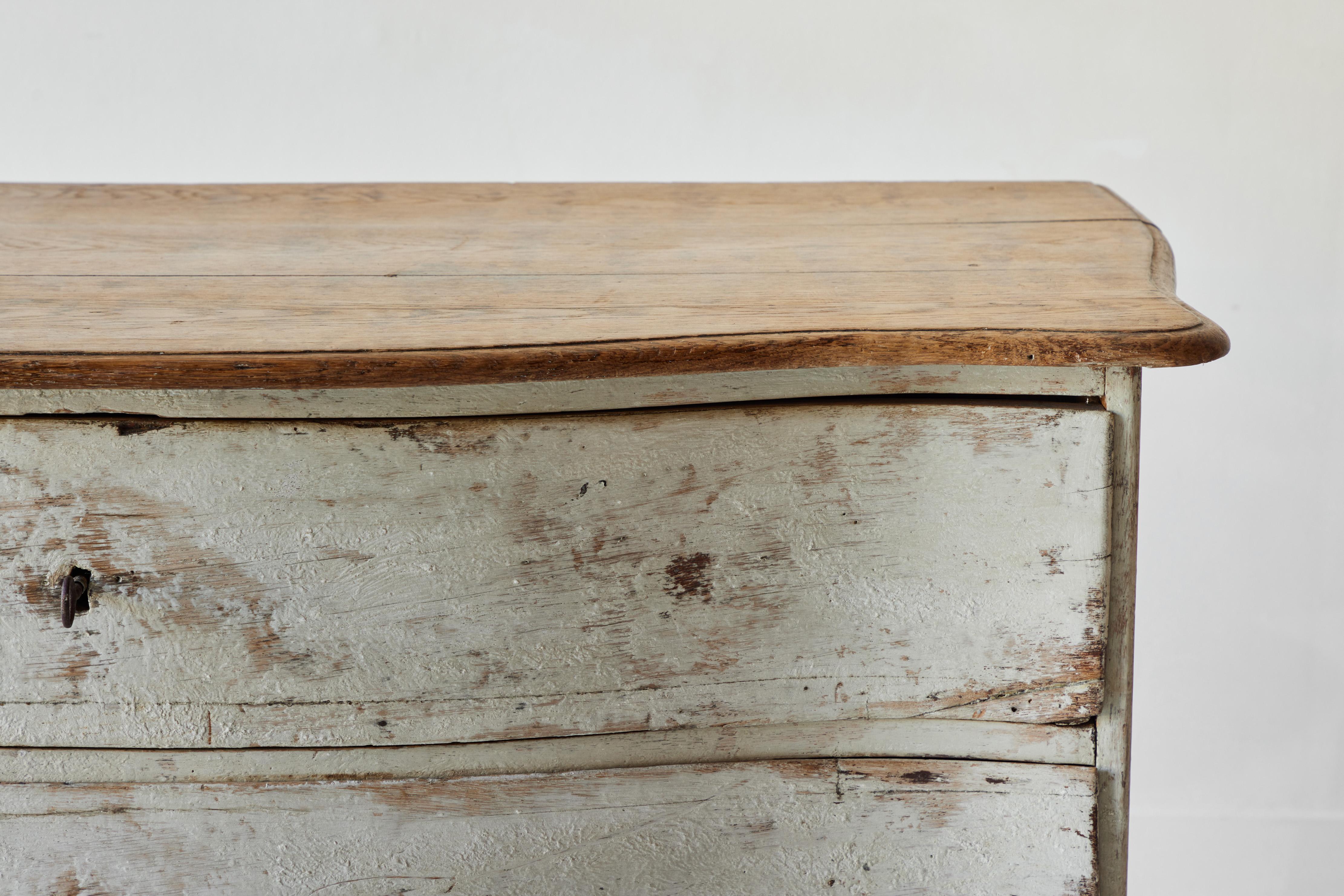 French 18th Century Serpentine Commode 3