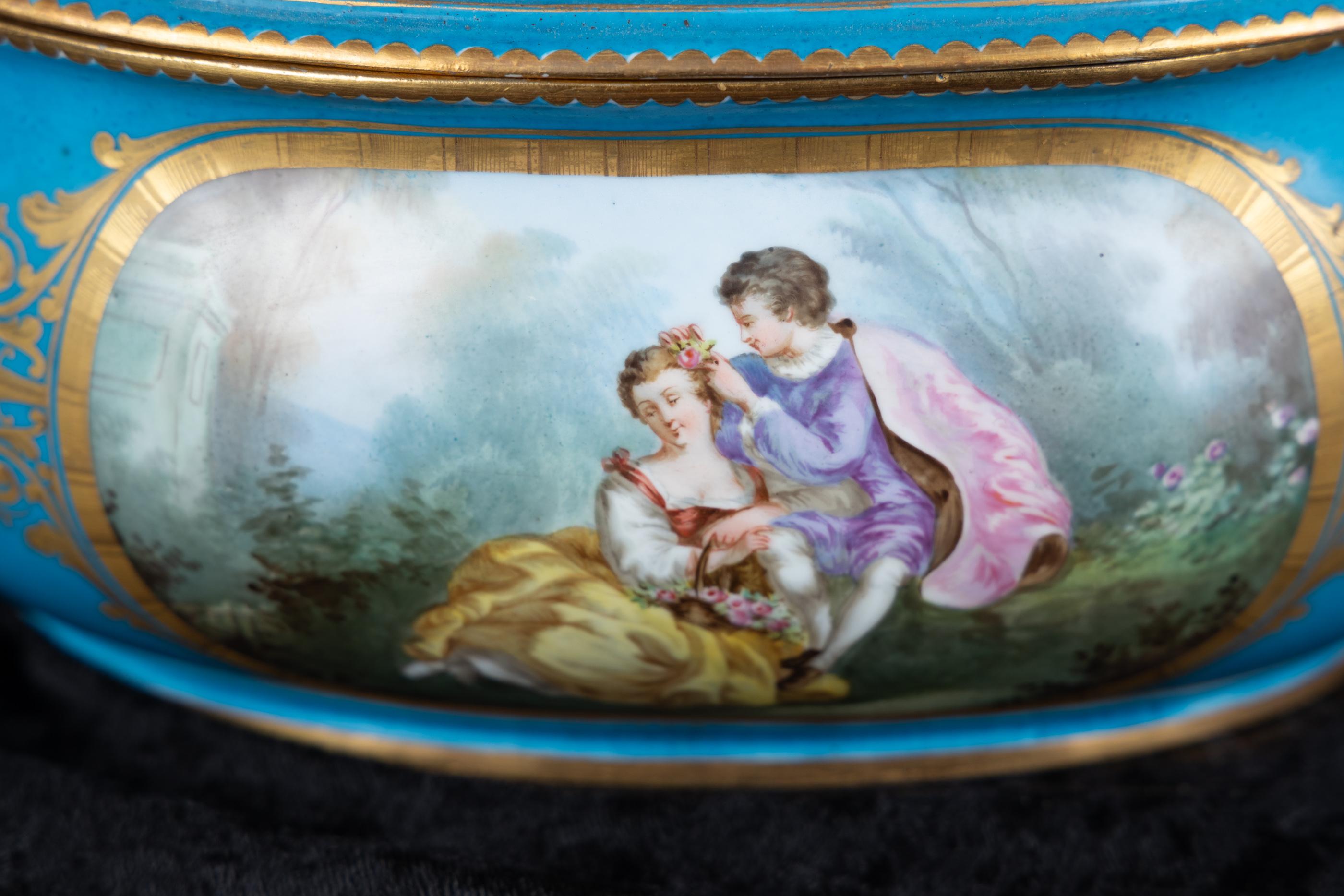 XVIIIe siècle et antérieur Plat ovale couvert à anses en porcelaine de Sèvres du XVIIIe siècle en vente