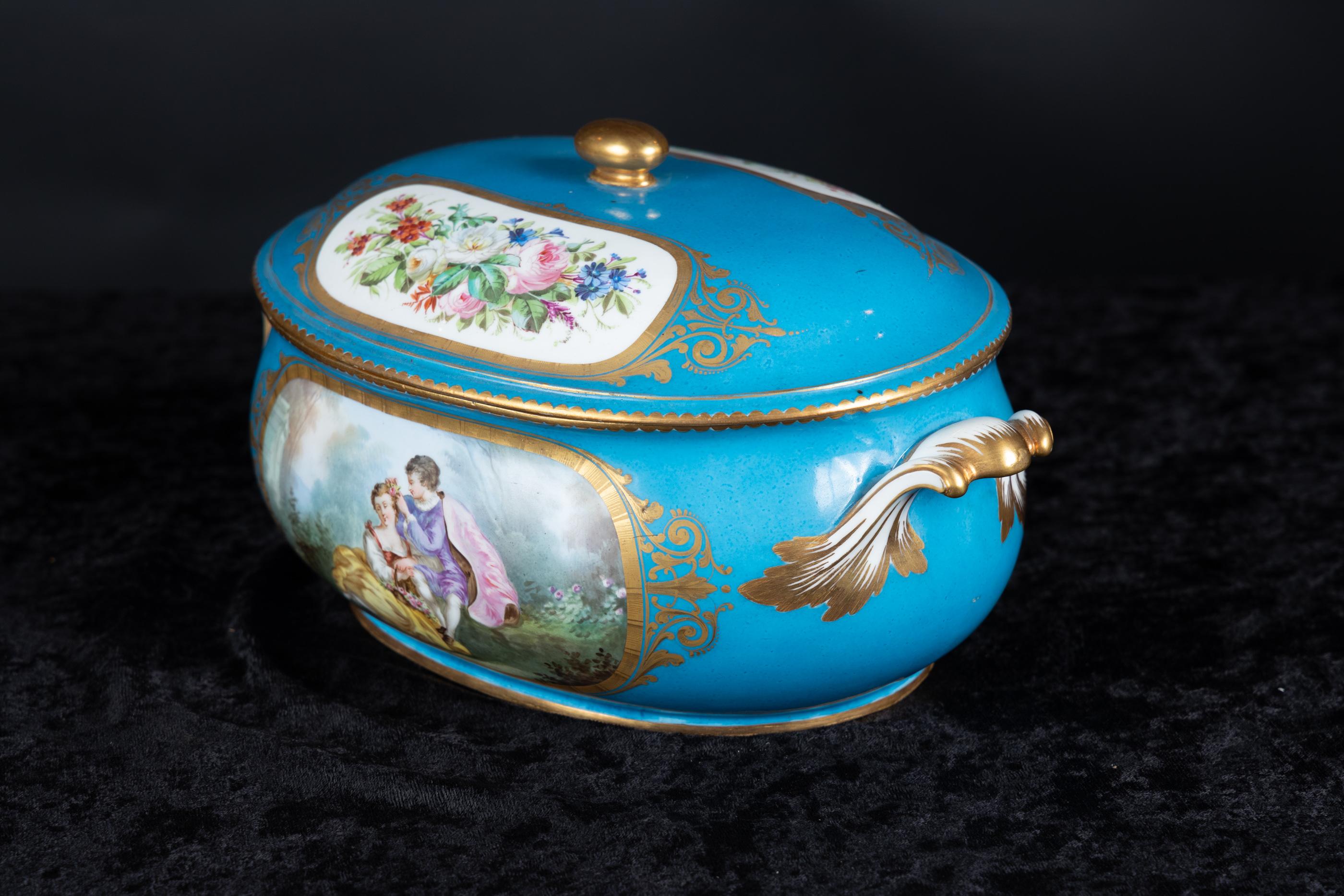Porcelaine Plat ovale couvert à anses en porcelaine de Sèvres du XVIIIe siècle en vente