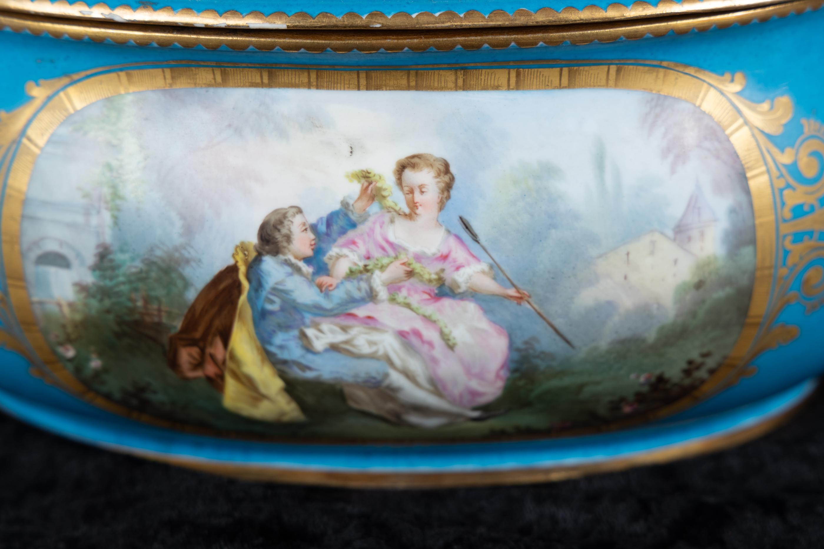 Plat ovale couvert à anses en porcelaine de Sèvres du XVIIIe siècle en vente 2