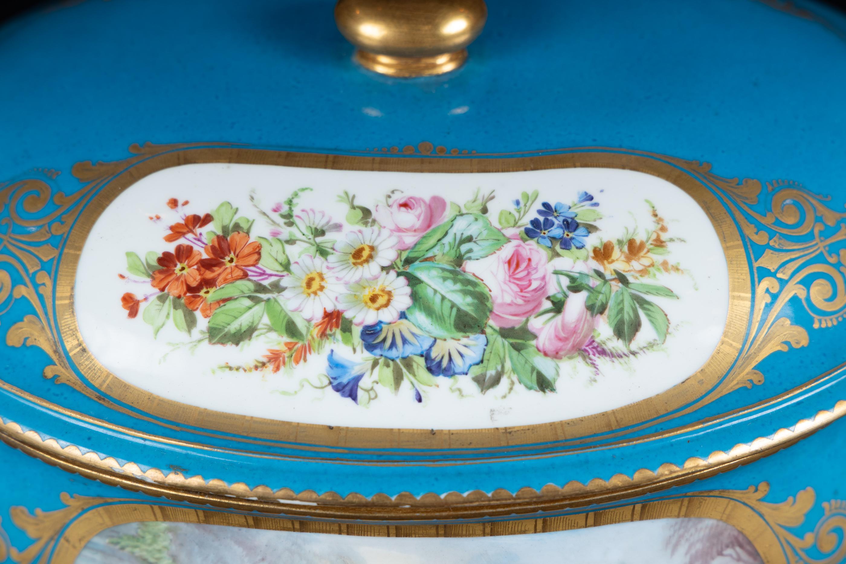 Plat ovale couvert à anses en porcelaine de Sèvres du XVIIIe siècle en vente 3