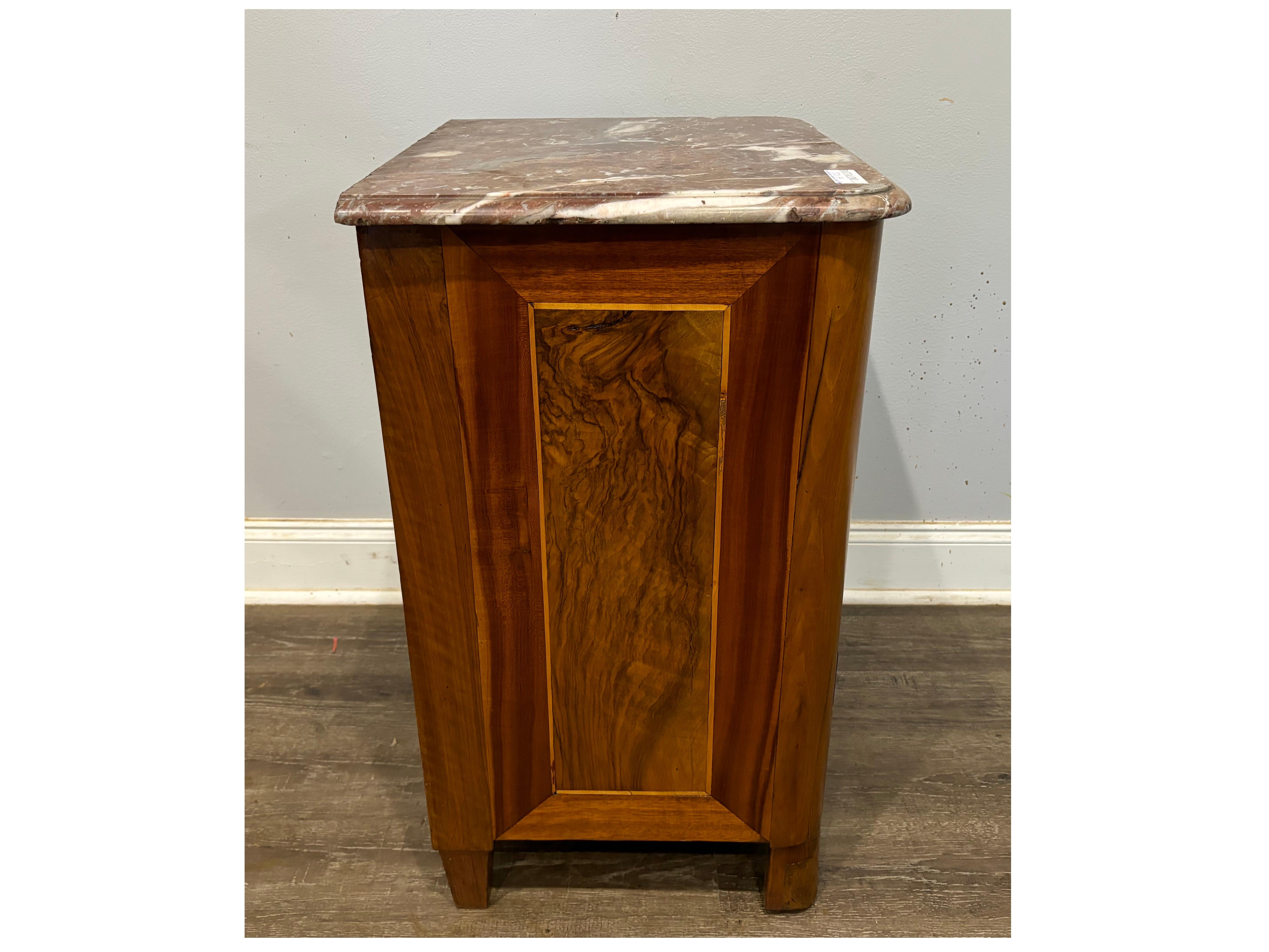 Piccola commode francese del XVIII secolo in vendita 5