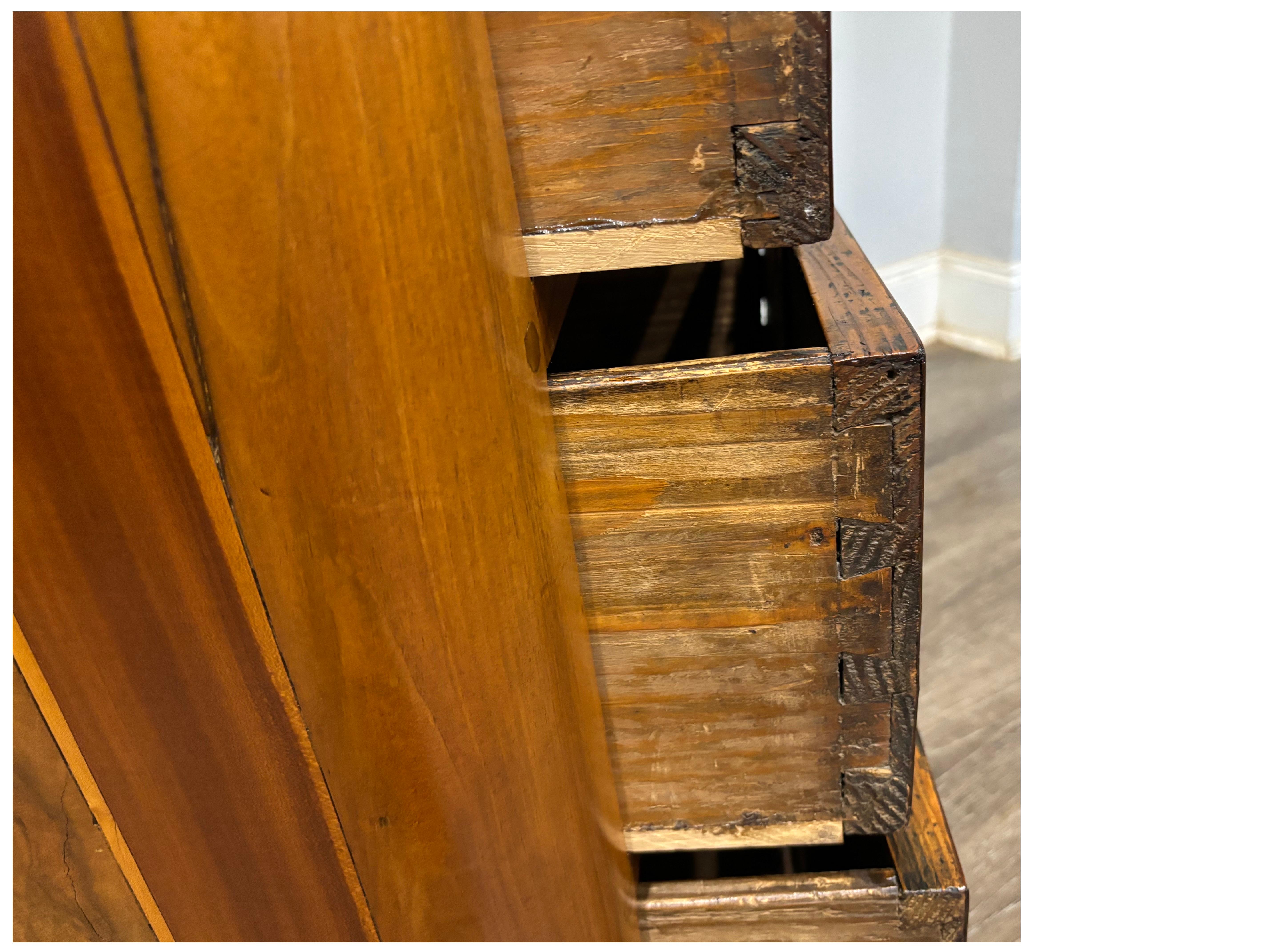 Piccola commode francese del XVIII secolo in vendita 8