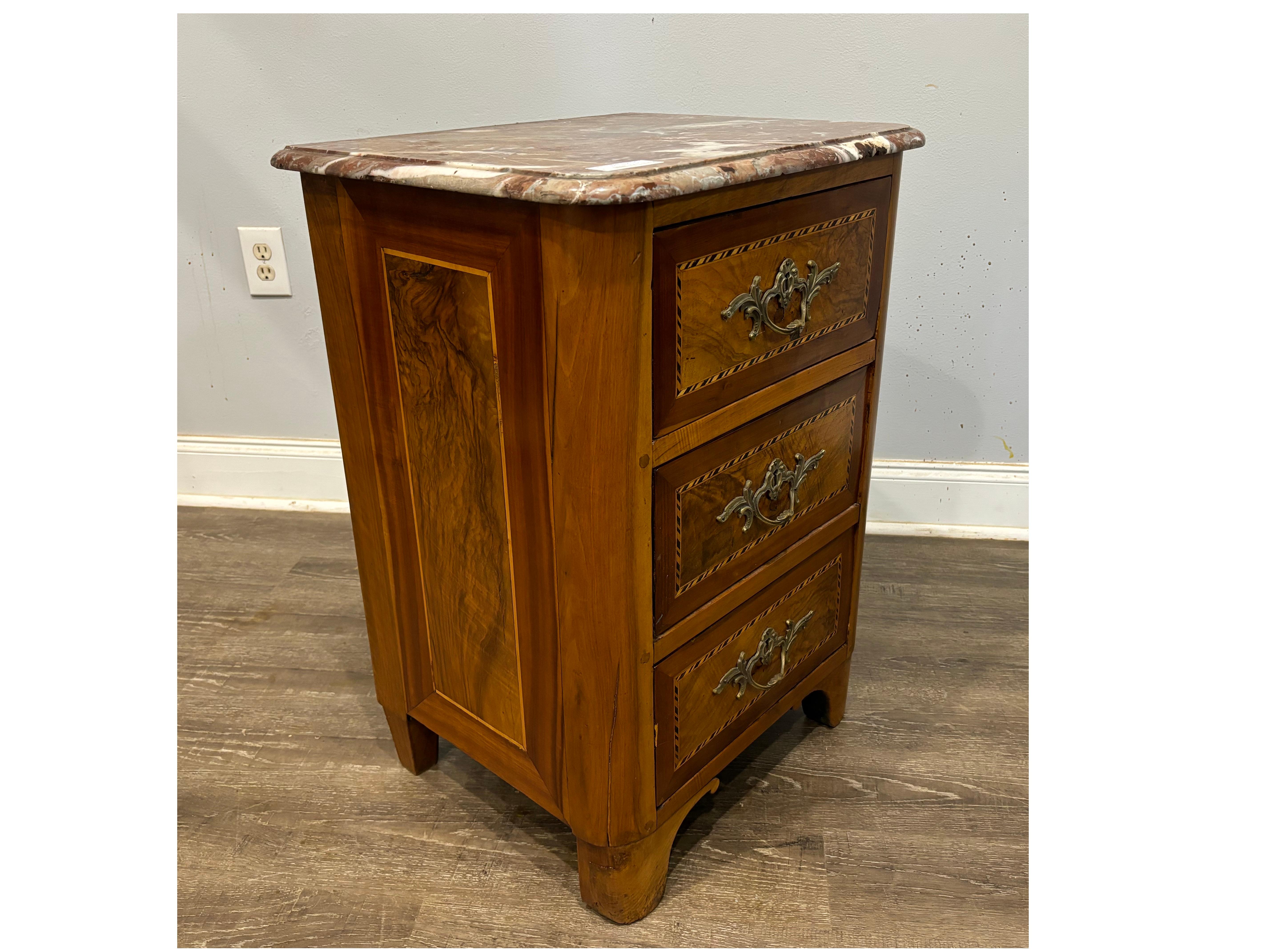 Piccola commode francese del XVIII secolo in vendita 9