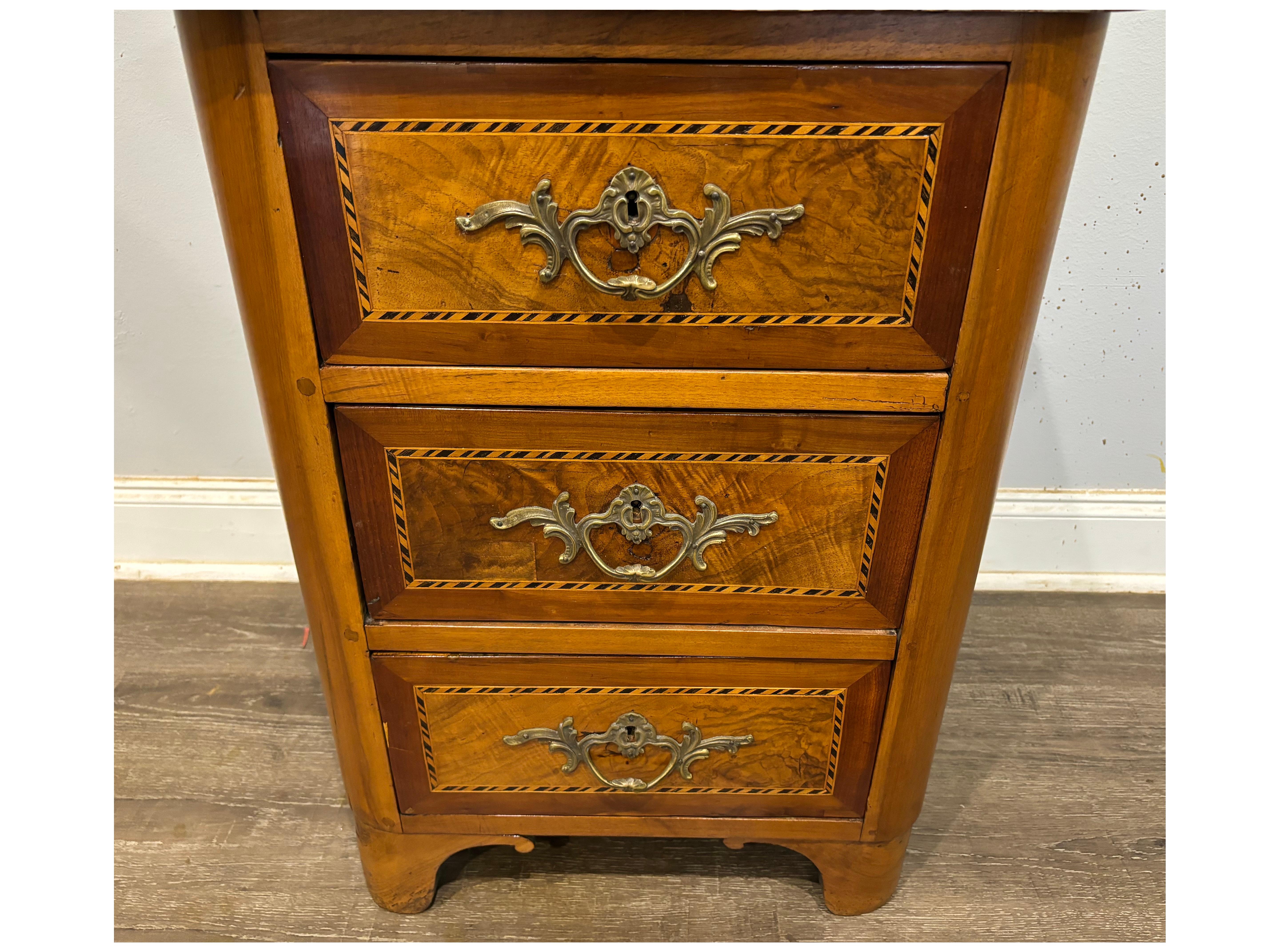 Francese Piccola commode francese del XVIII secolo in vendita