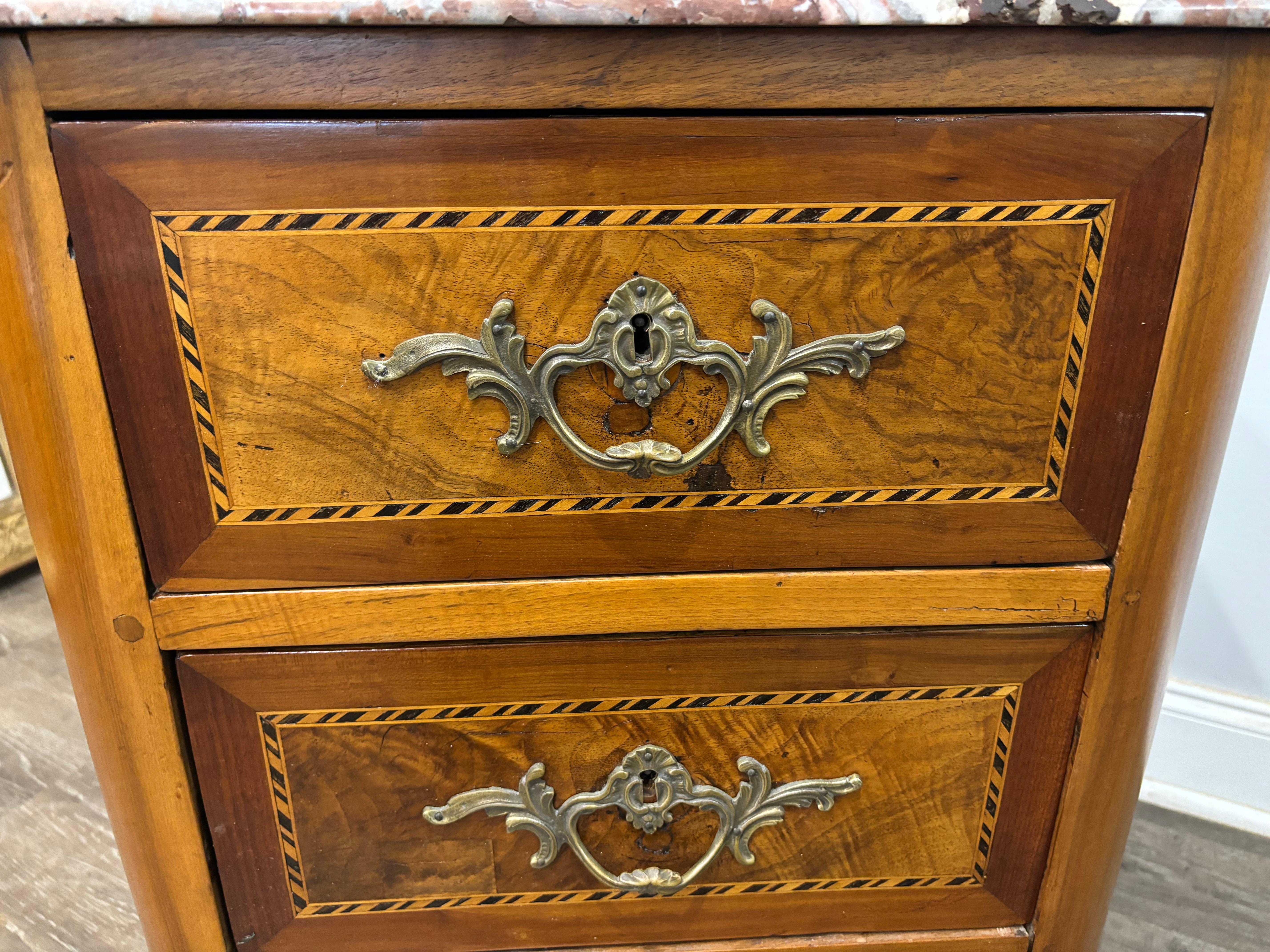 Intarsio Piccola commode francese del XVIII secolo in vendita