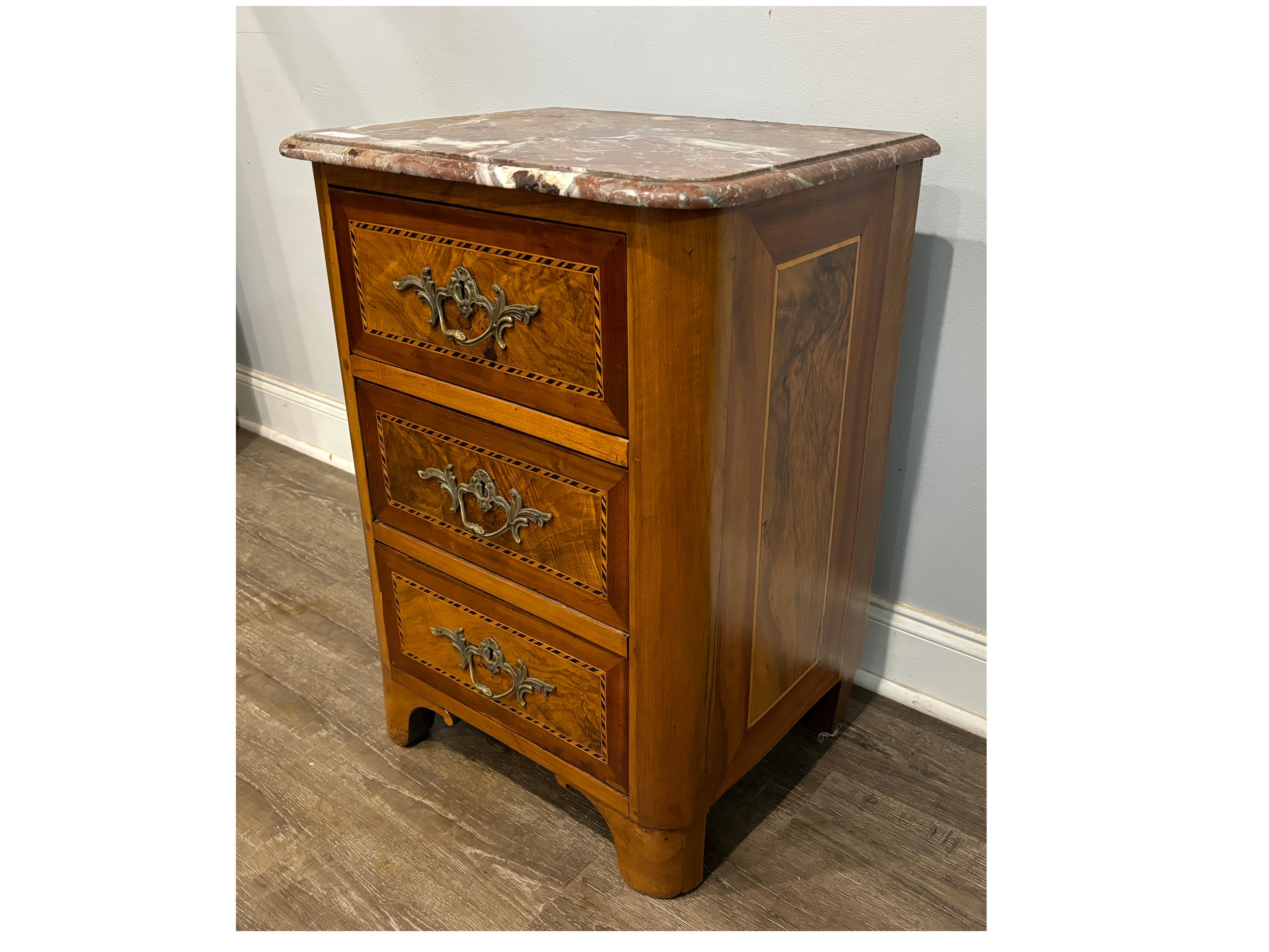 Piccola commode francese del XVIII secolo In condizioni buone in vendita a Stockbridge, GA