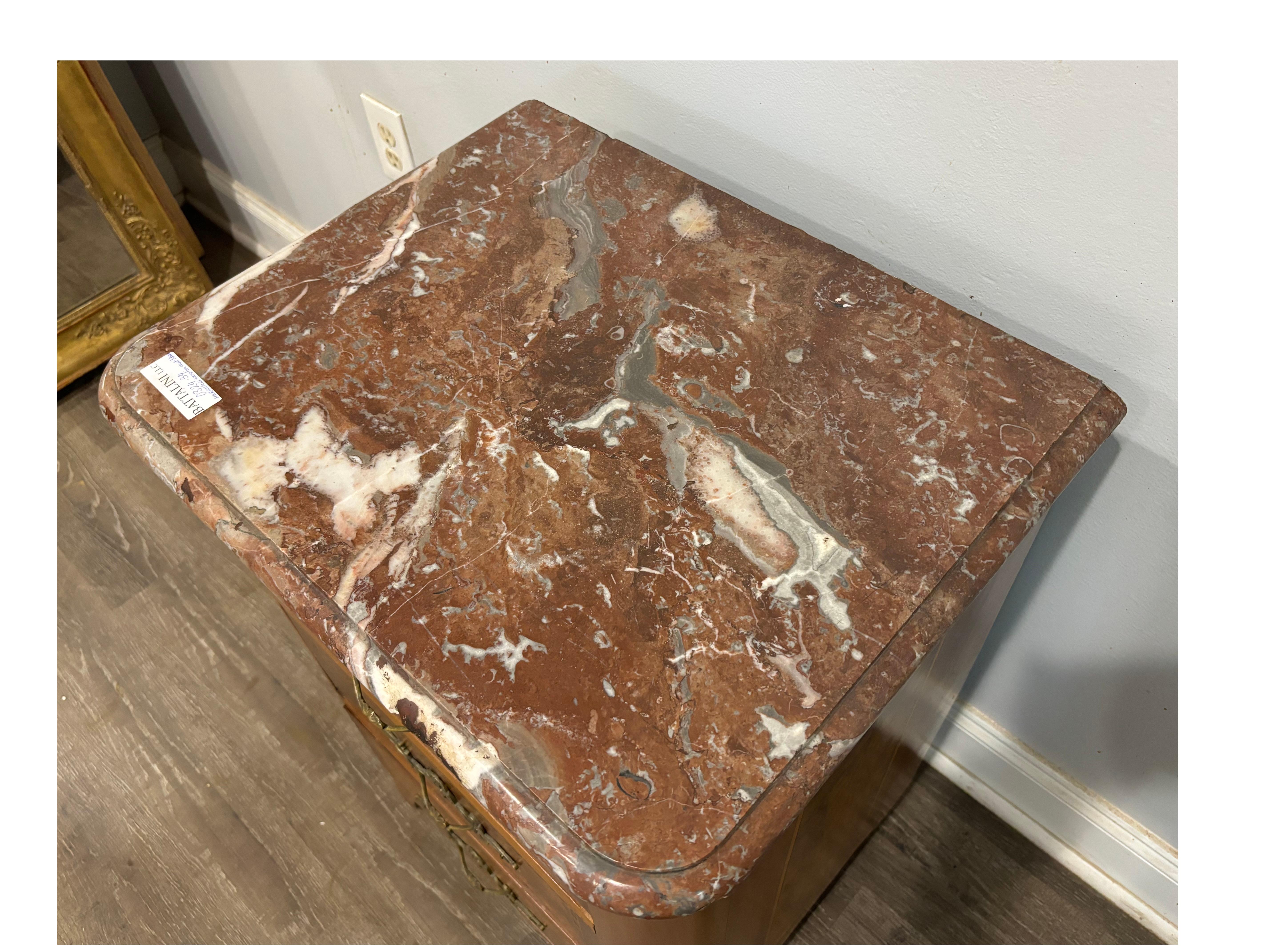 Marmo Piccola commode francese del XVIII secolo in vendita