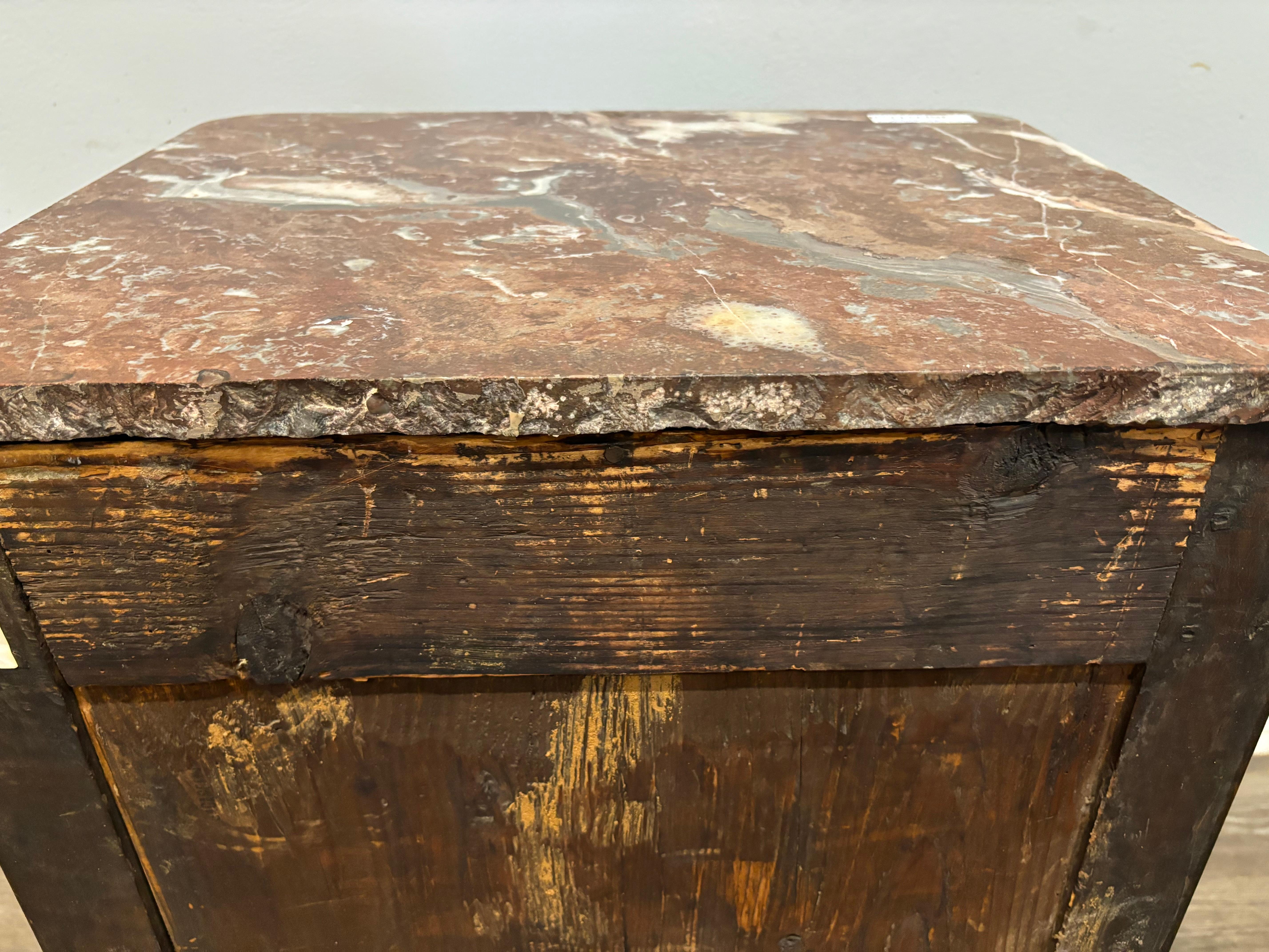 Piccola commode francese del XVIII secolo in vendita 3