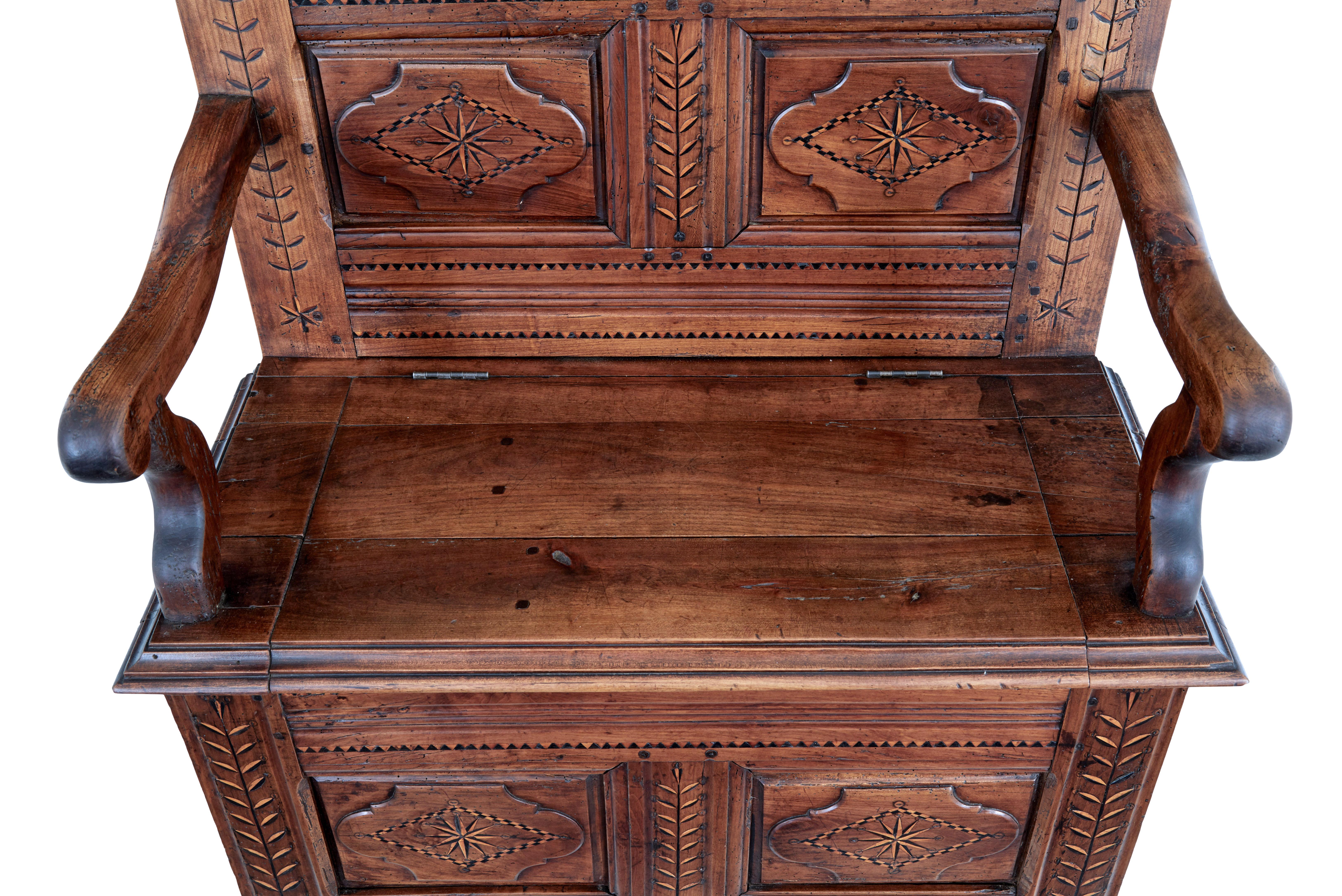 French 18th century small chestnut settle circa 1790.

Delightful piece of rustic breton region furniture, of a desirable small size making it ideal for use even in the most smallest of hallways.

Made in chestnut and profusely inlaid to all