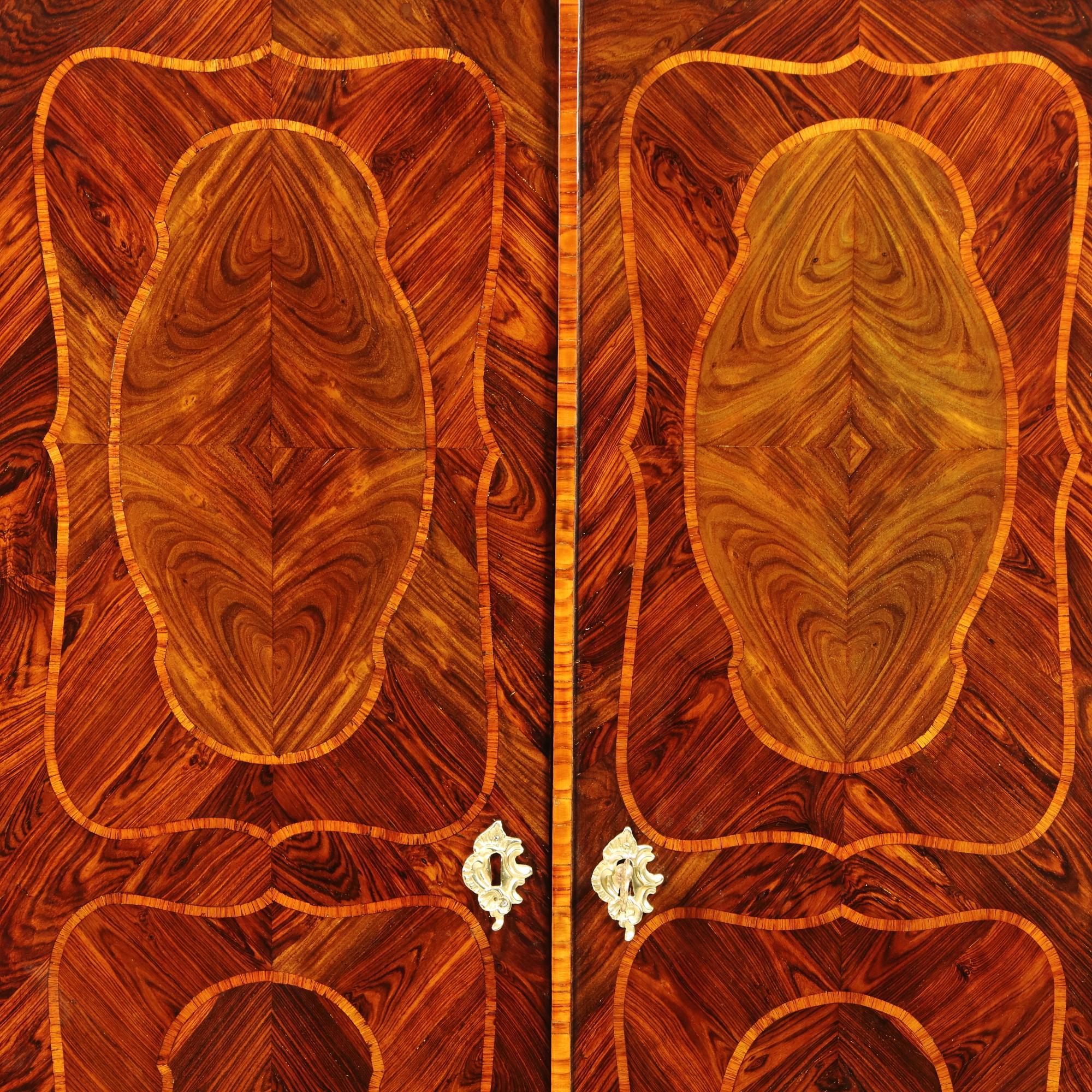 Armoire ou penderie en marqueterie de transition Louis XV du XVIIIe siècle

Petite armoire rectangulaire reposant sur une base à pieds courts en cabriole et à tablier curviligne, ouvrant à deux portes pour révéler l'intérieur avec trois étagères