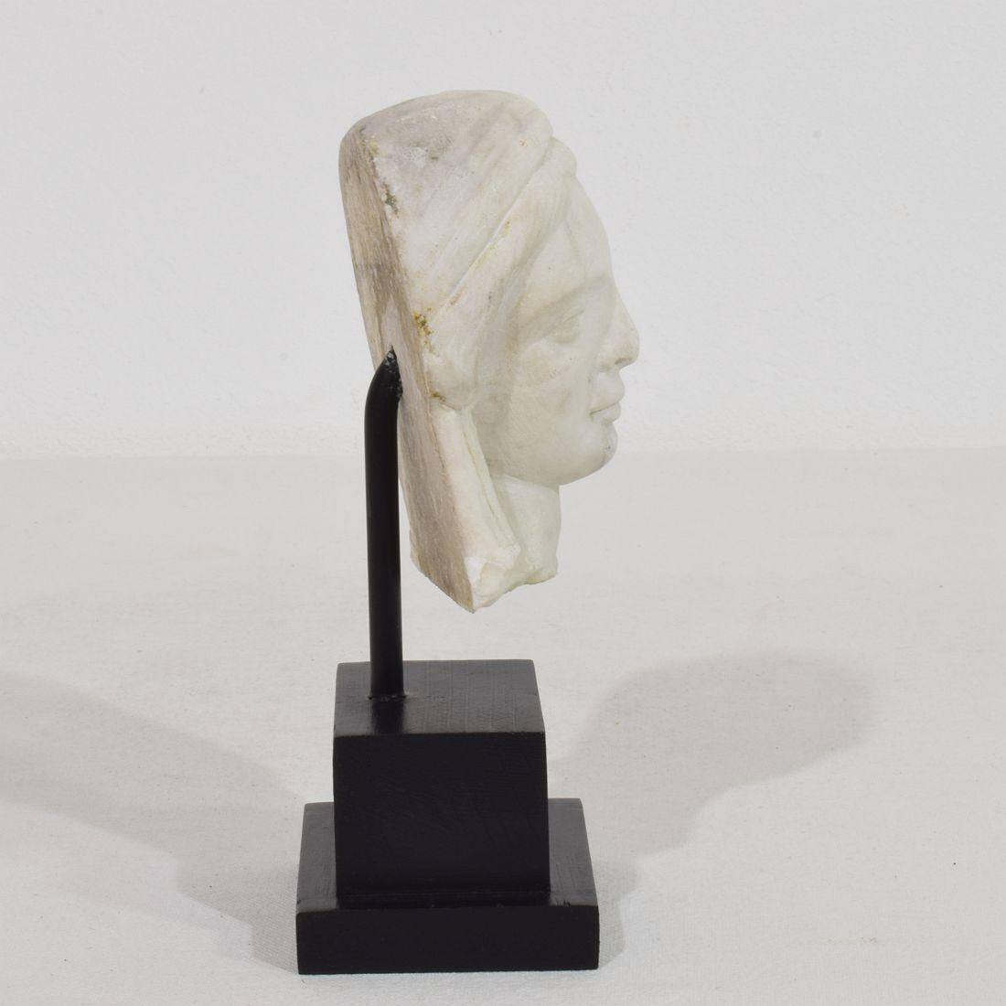 French 18th Century Small Marble Head Of A Madonna In Good Condition For Sale In Buisson, FR