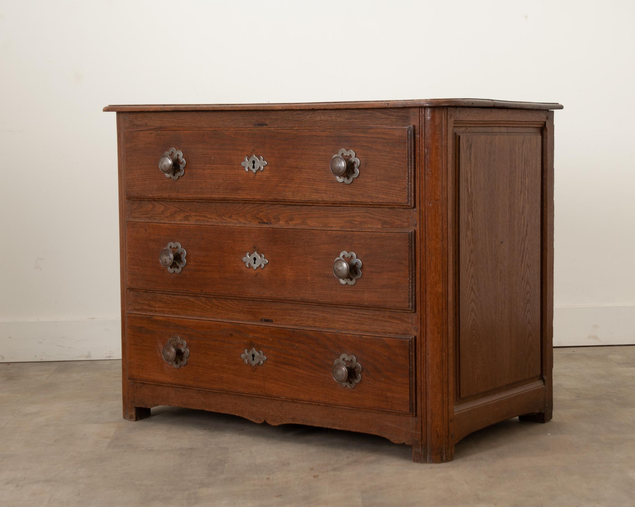 French 18th Century Solid Oak Commode In Good Condition For Sale In Baton Rouge, LA