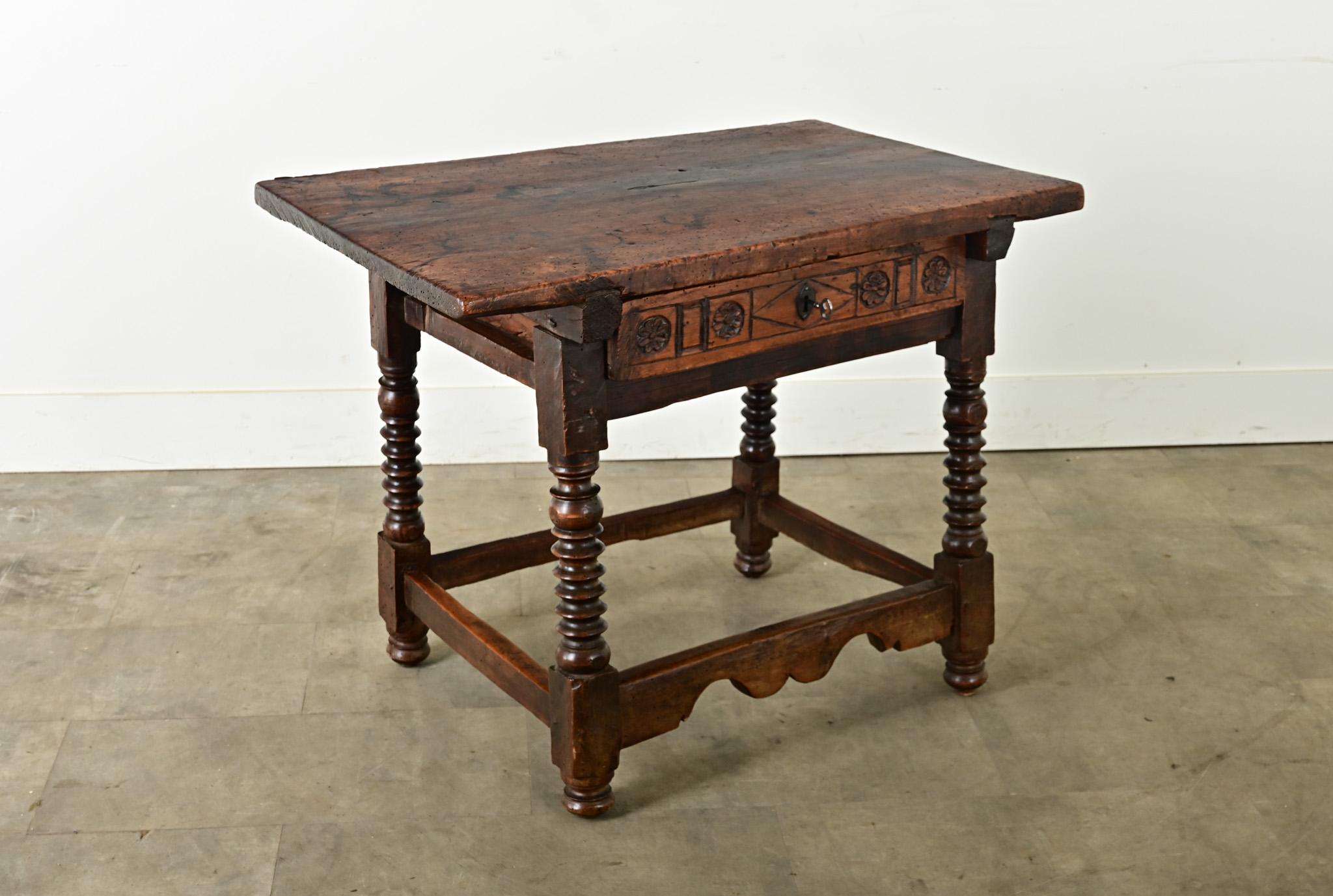 Une fantastique petite table en chêne, fabriquée en France vers 1780. Le plateau d'une seule planche est merveilleusement patiné, vieillissant jusqu'à prendre une teinte café torréfié foncé et marqué par les souvenirs de tous ceux qui l'ont utilisé.