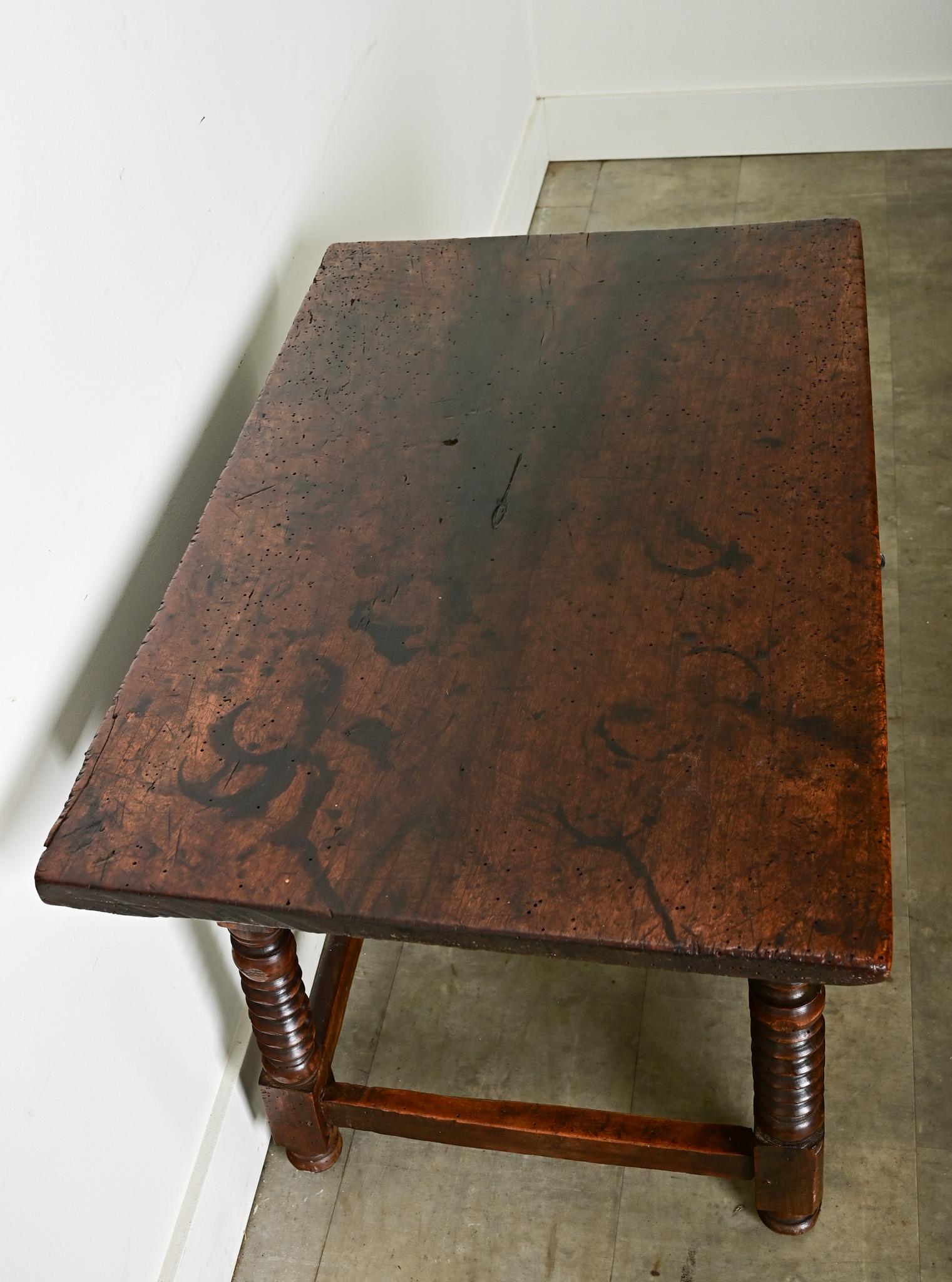Table en chêne massif français du 18ème siècle Bon état - En vente à Baton Rouge, LA