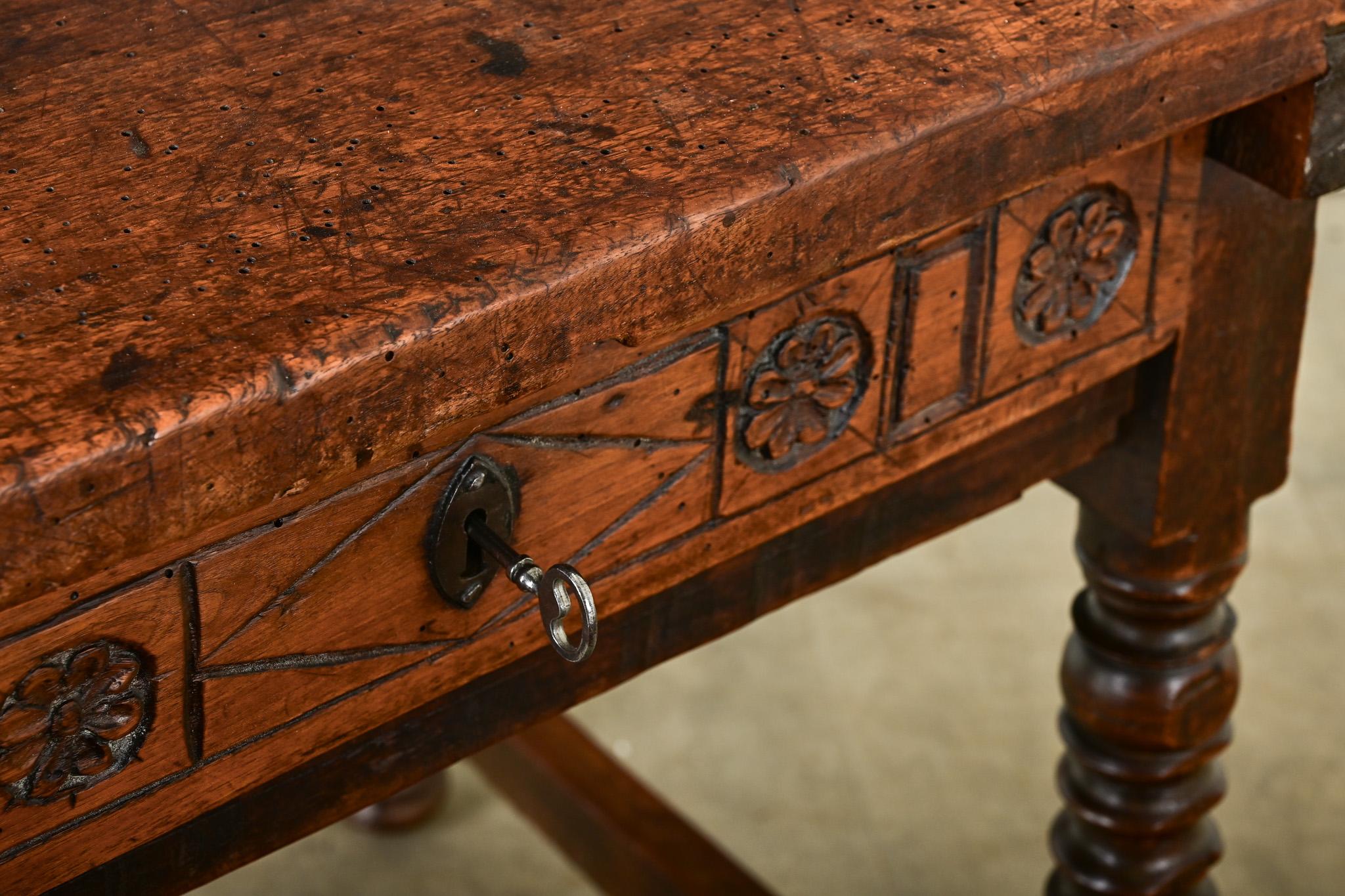 Table en chêne massif français du 18ème siècle en vente 1