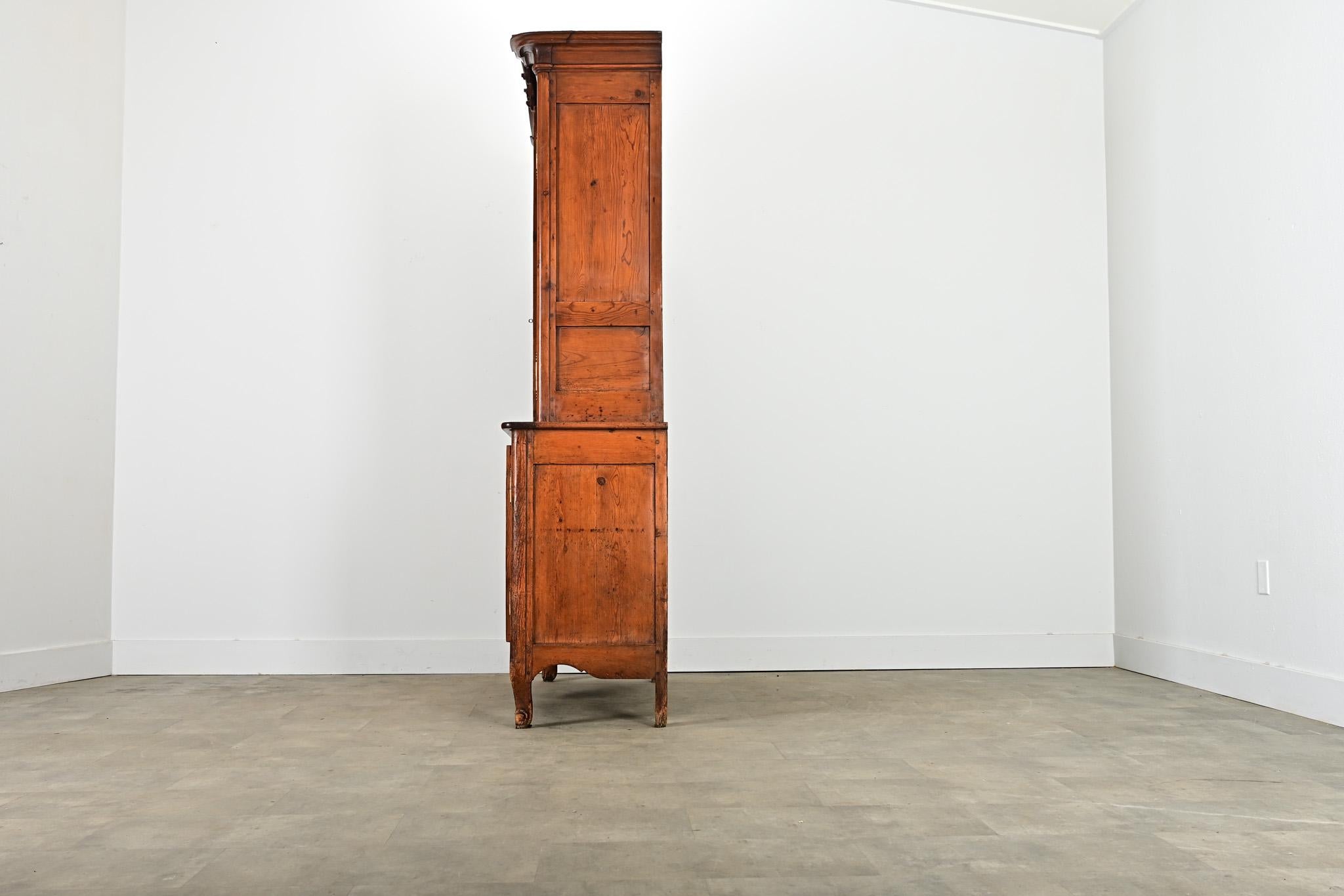 Armoire francese del XVIII secolo in pino massiccio Luigi XV in vendita 3