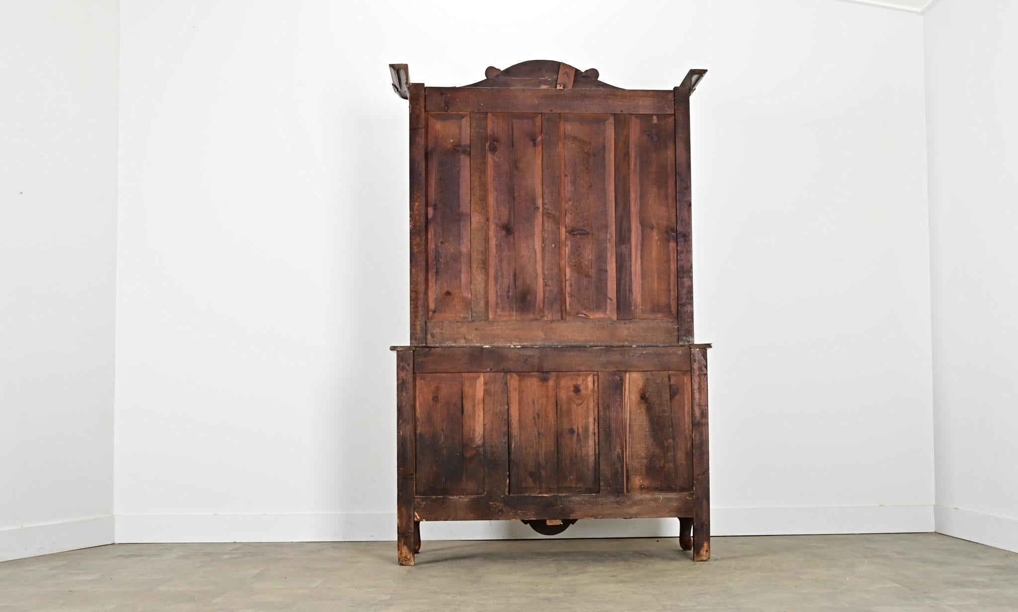 Armoire francese del XVIII secolo in pino massiccio Luigi XV in vendita 4