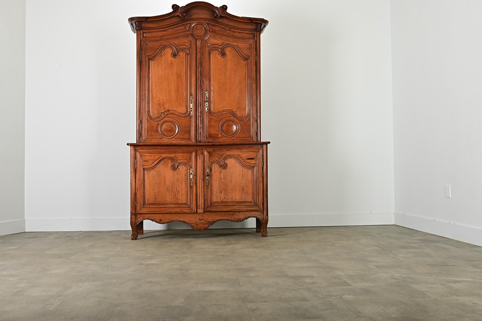 Francese Armoire francese del XVIII secolo in pino massiccio Luigi XV in vendita