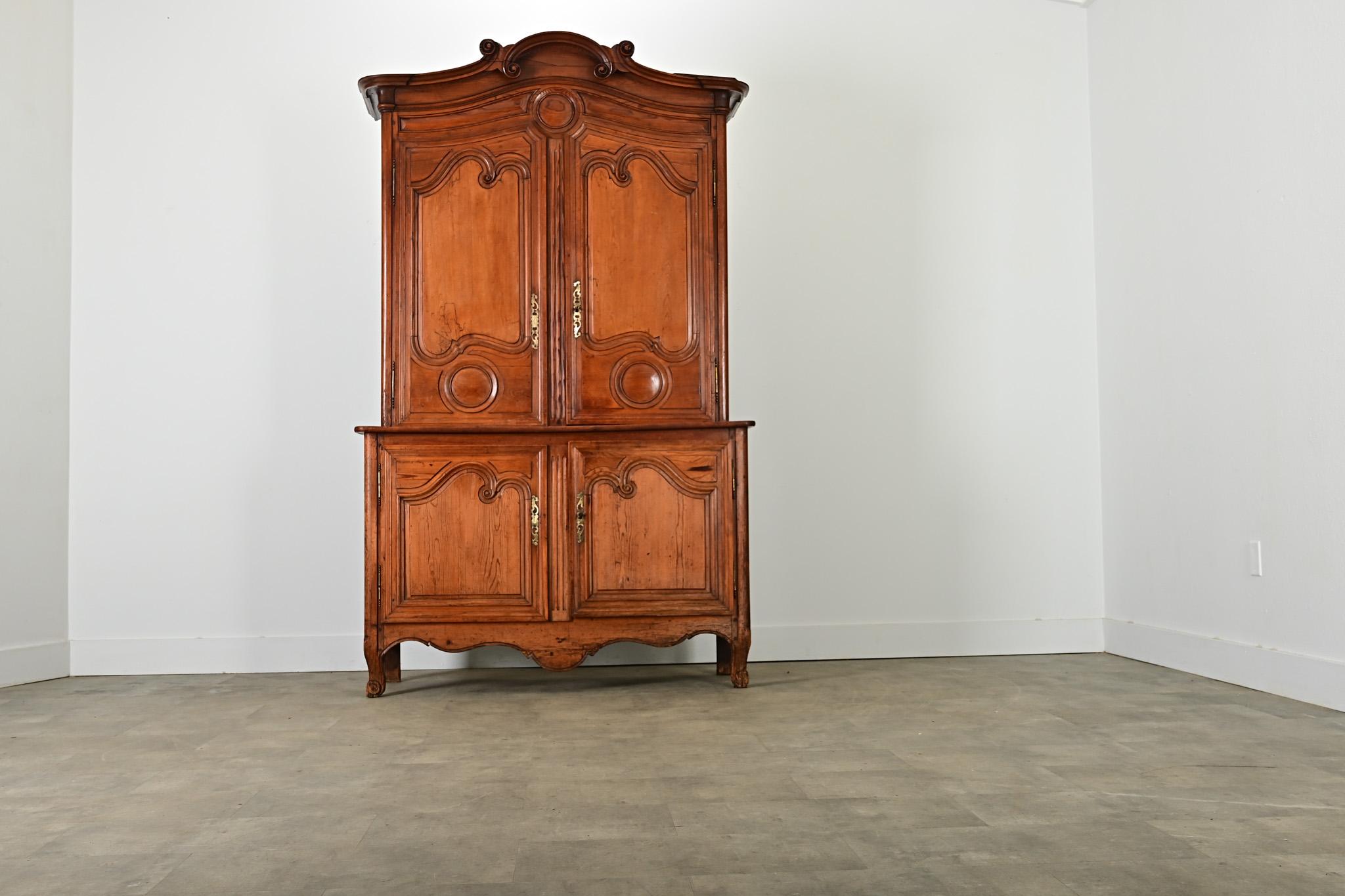 Intagliato Armoire francese del XVIII secolo in pino massiccio Luigi XV in vendita