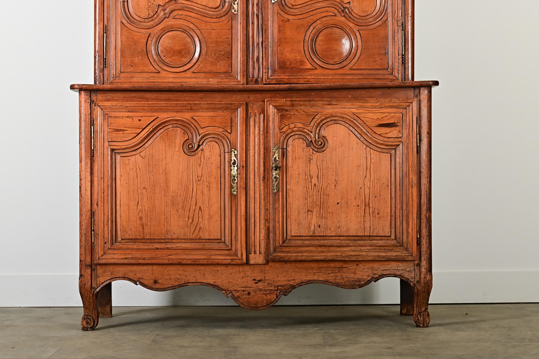 Armoire francese del XVIII secolo in pino massiccio Luigi XV In condizioni buone in vendita a Baton Rouge, LA