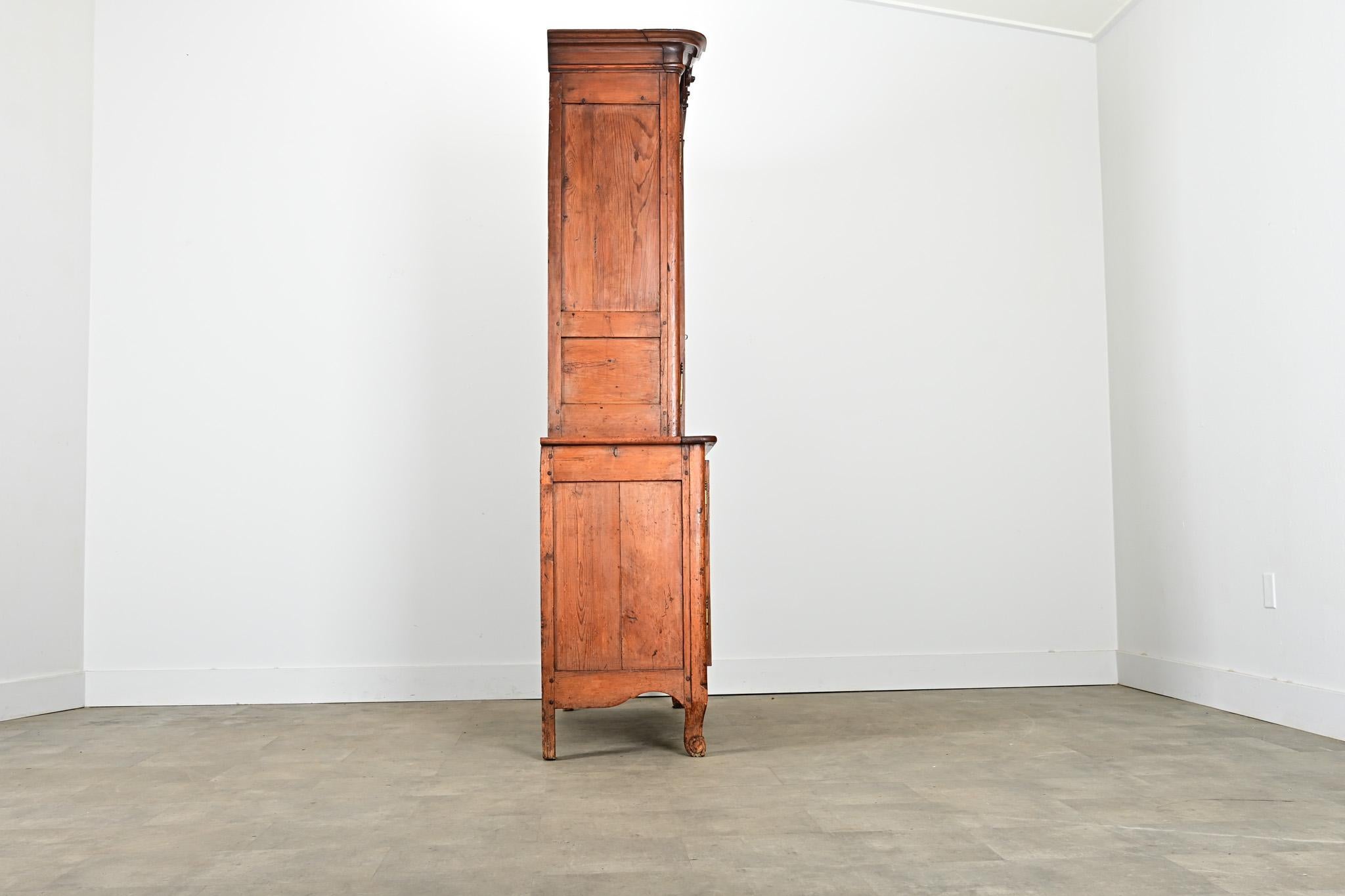 Fino al XVIII secolo Armoire francese del XVIII secolo in pino massiccio Luigi XV in vendita
