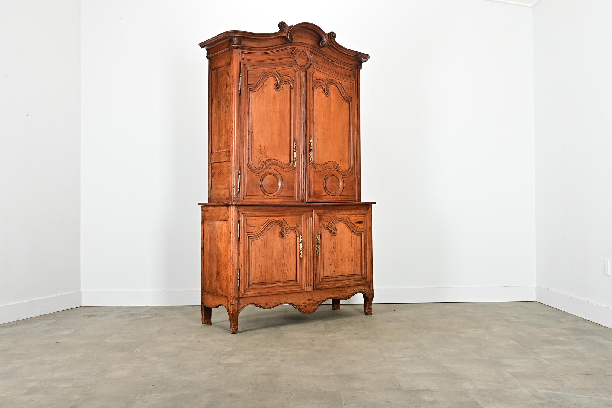 Metallo Armoire francese del XVIII secolo in pino massiccio Luigi XV in vendita