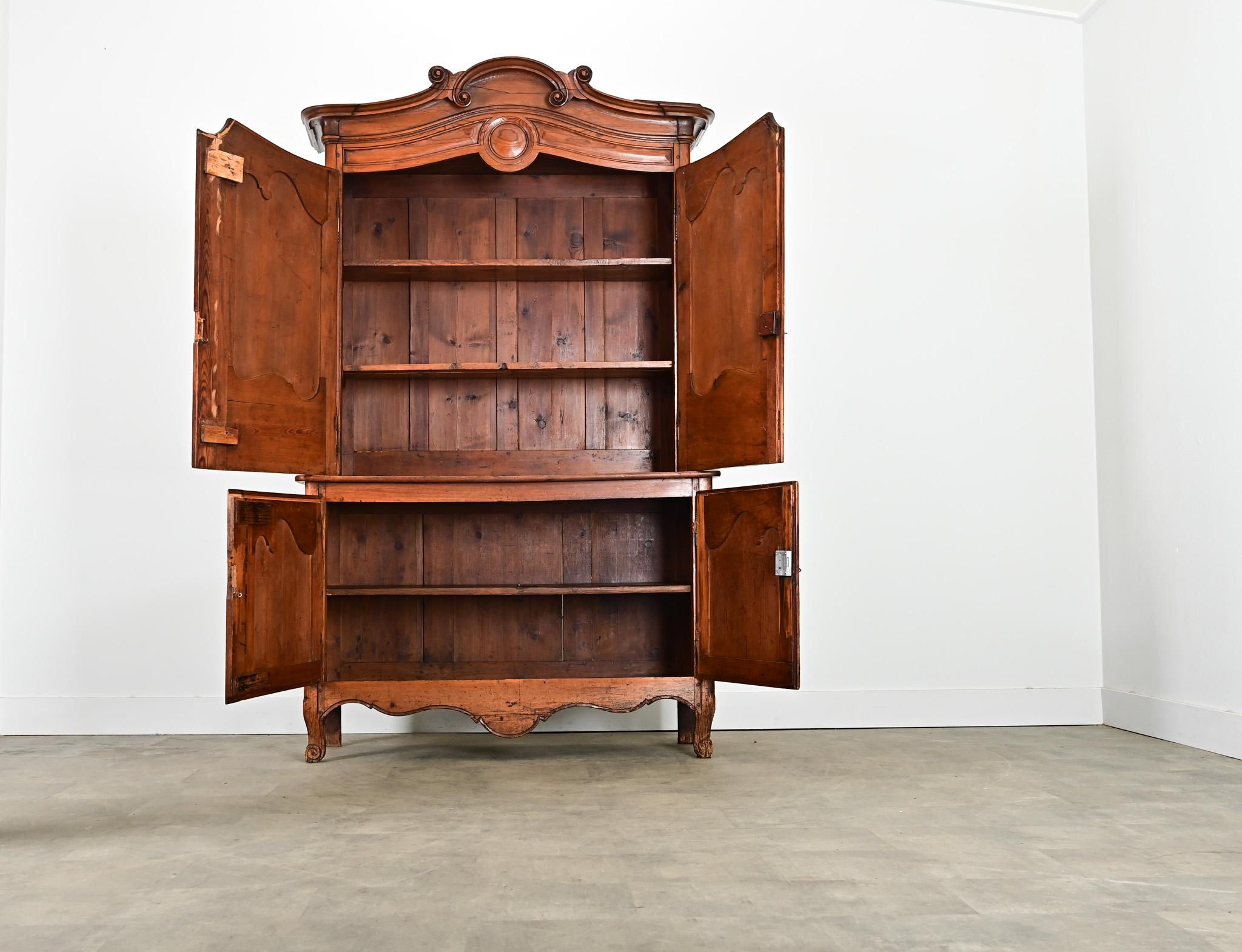 Armoire francese del XVIII secolo in pino massiccio Luigi XV in vendita 1