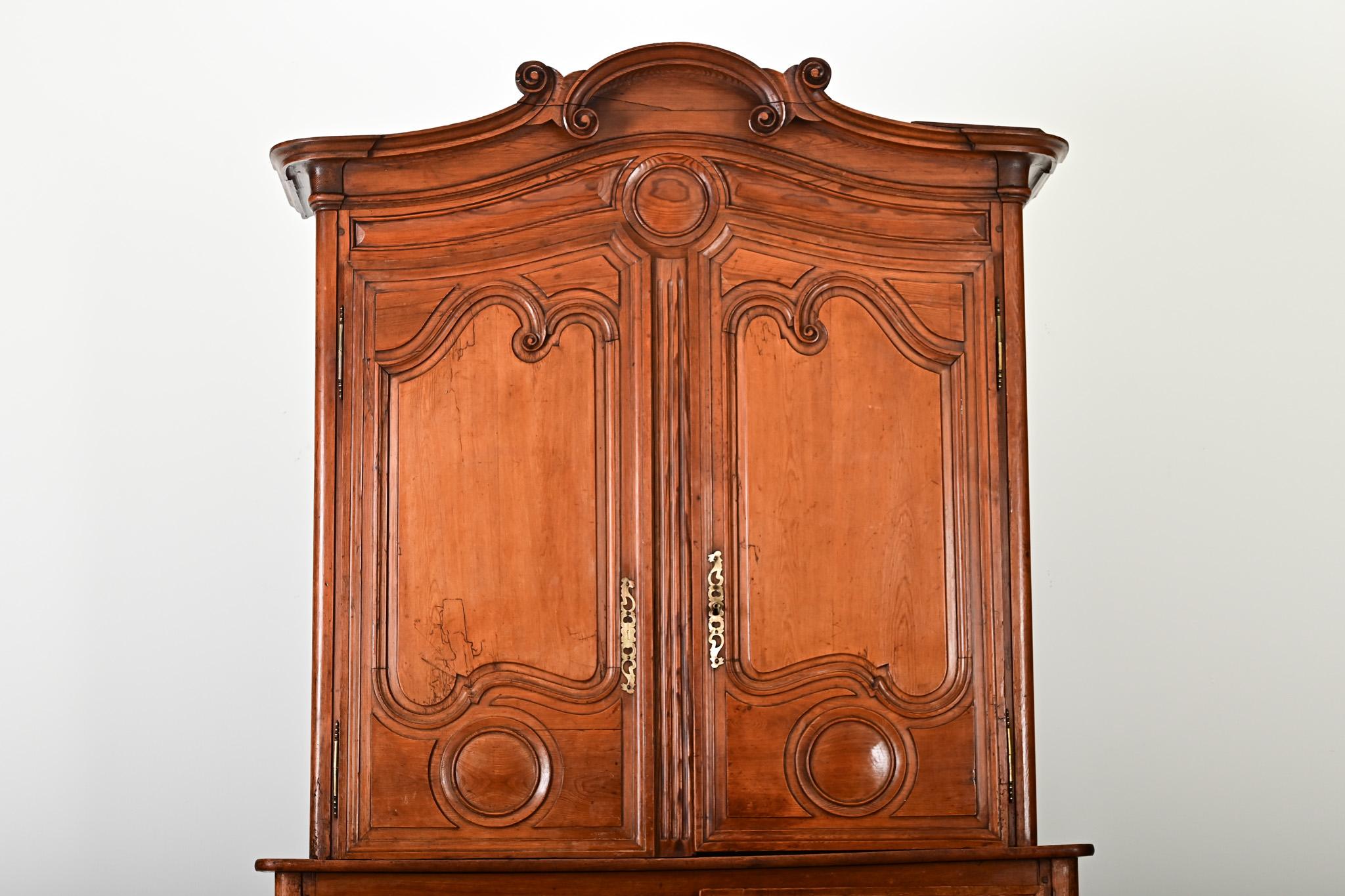 Armoire francese del XVIII secolo in pino massiccio Luigi XV in vendita 2