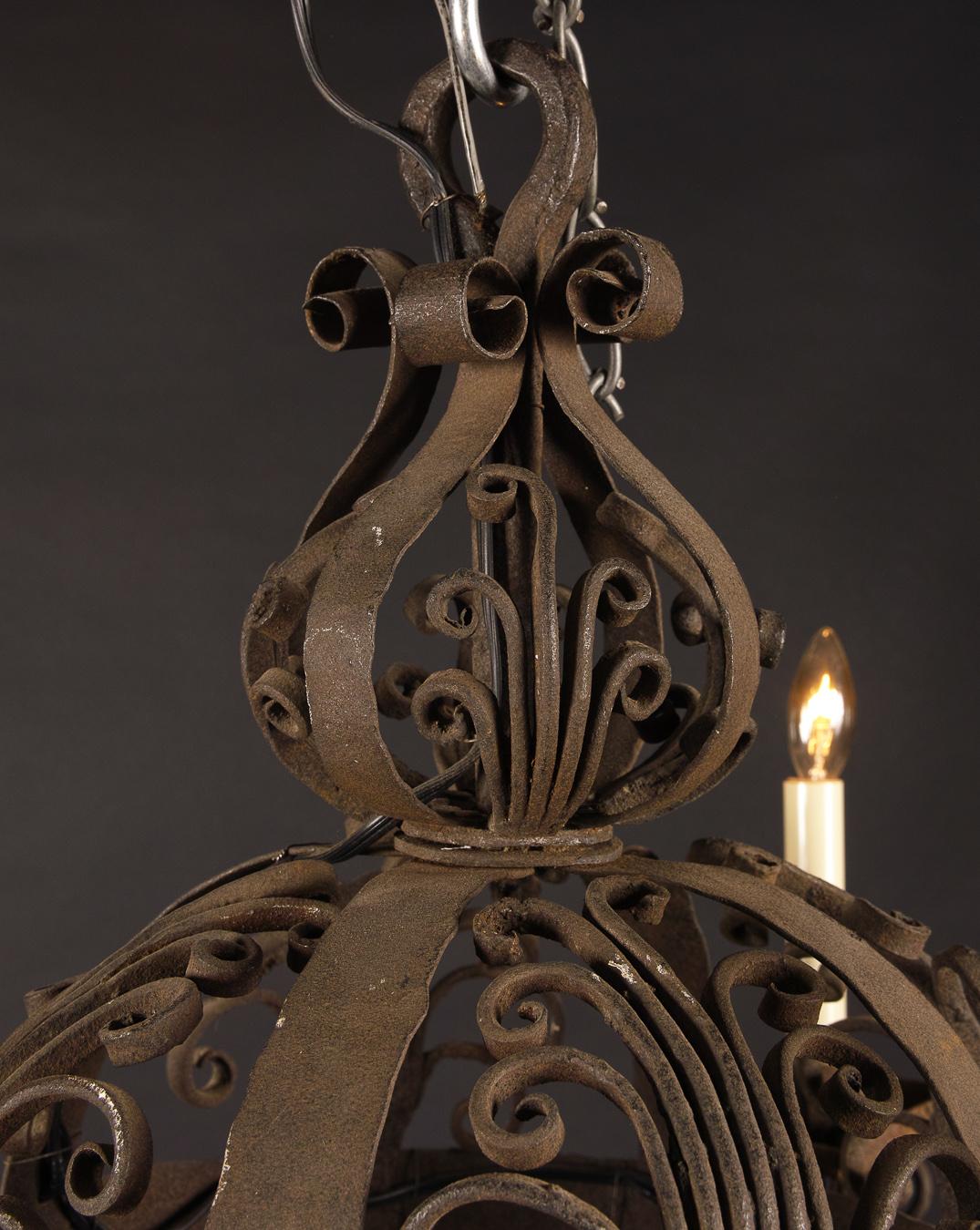 XVIIIe siècle et antérieur Lustre sphérique en fer forgé français du XVIIIe siècle en vente