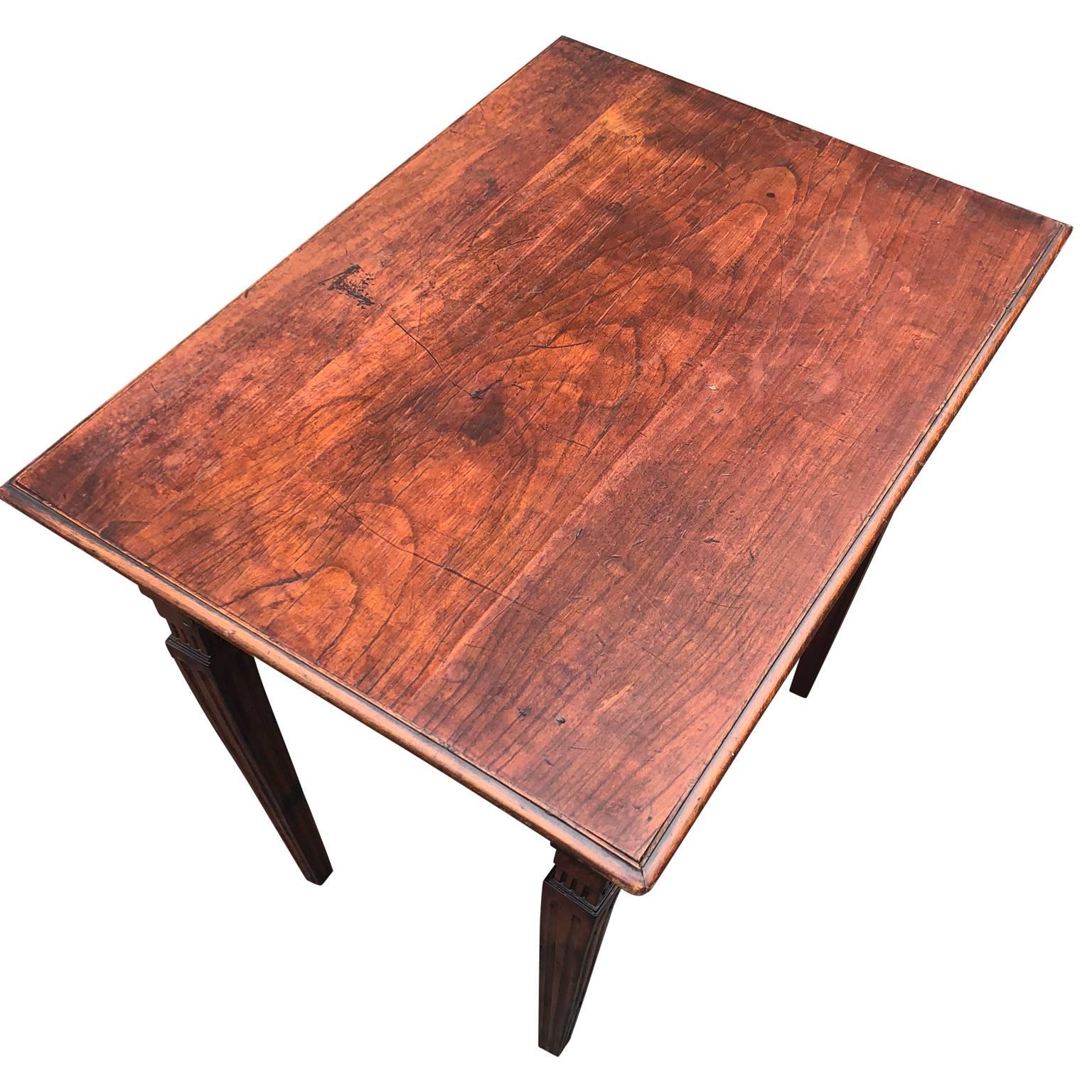 Französischer Tisch mit kannelierter Schürze und Beinen aus dem 18

Dieser Tisch aus dem 18. Jahrhundert hat eine kannelierte Schürze und Beine. Ein Bein ist leicht schief, aber sehr charmant.
Der Tisch hat eine Schublade mit einem Messinggriff.

 