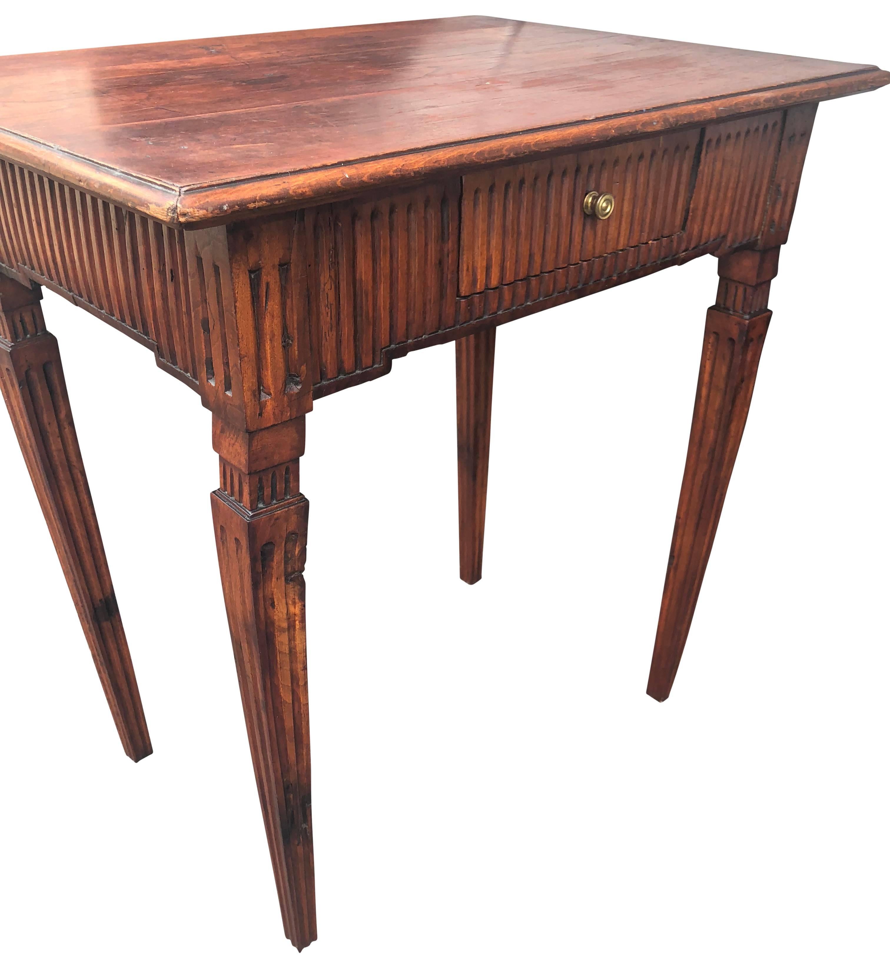 Louis XVI Table française du XVIIIe siècle avec tablier et pieds cannelés en vente