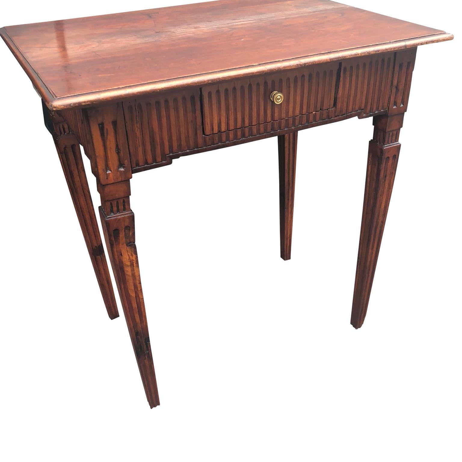Französischer Tisch aus dem 18. Jahrhundert mit geriffelter Schürze und Beinen (Gegossen) im Angebot