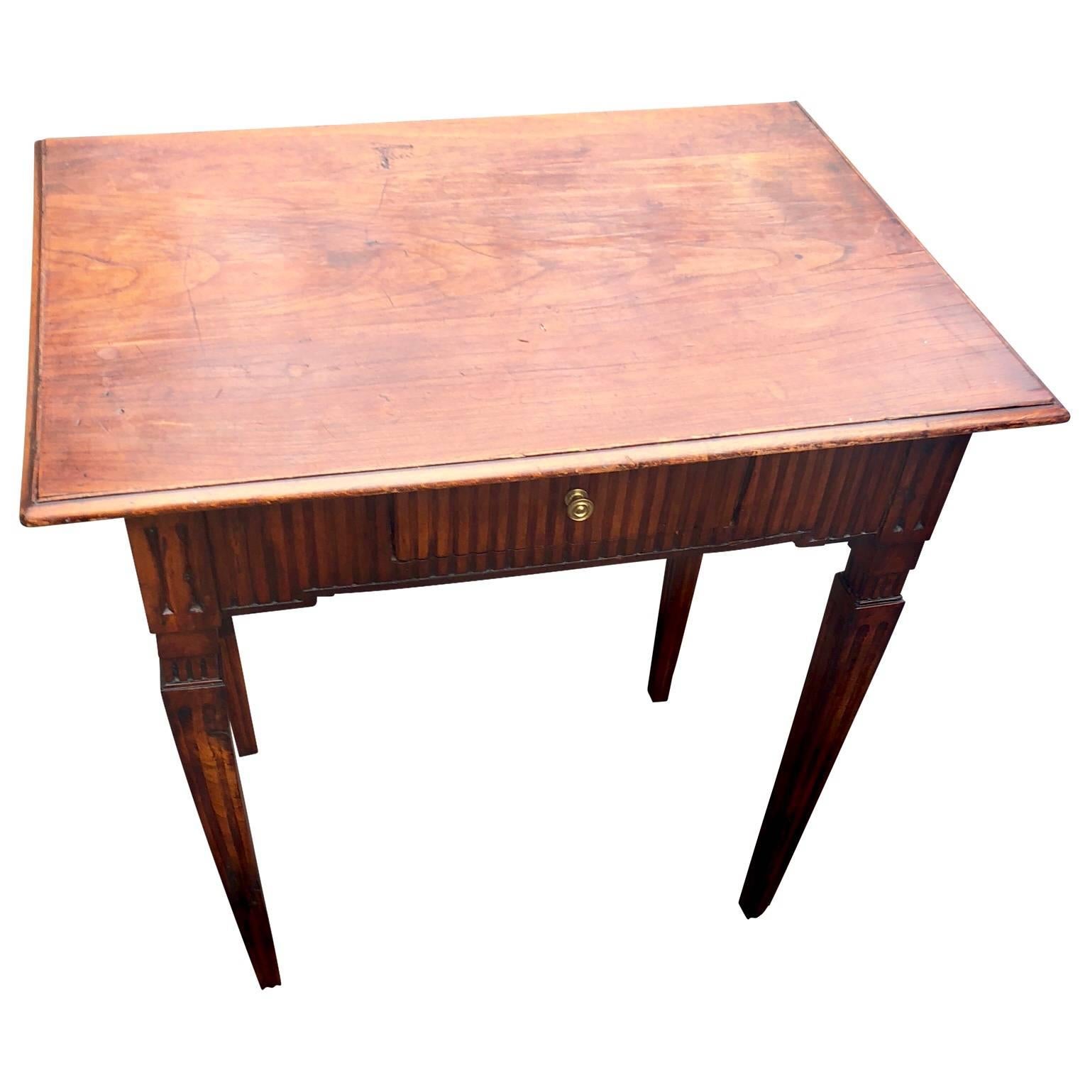 Französischer Tisch aus dem 18. Jahrhundert mit geriffelter Schürze und Beinen im Zustand „Gut“ im Angebot in Haddonfield, NJ