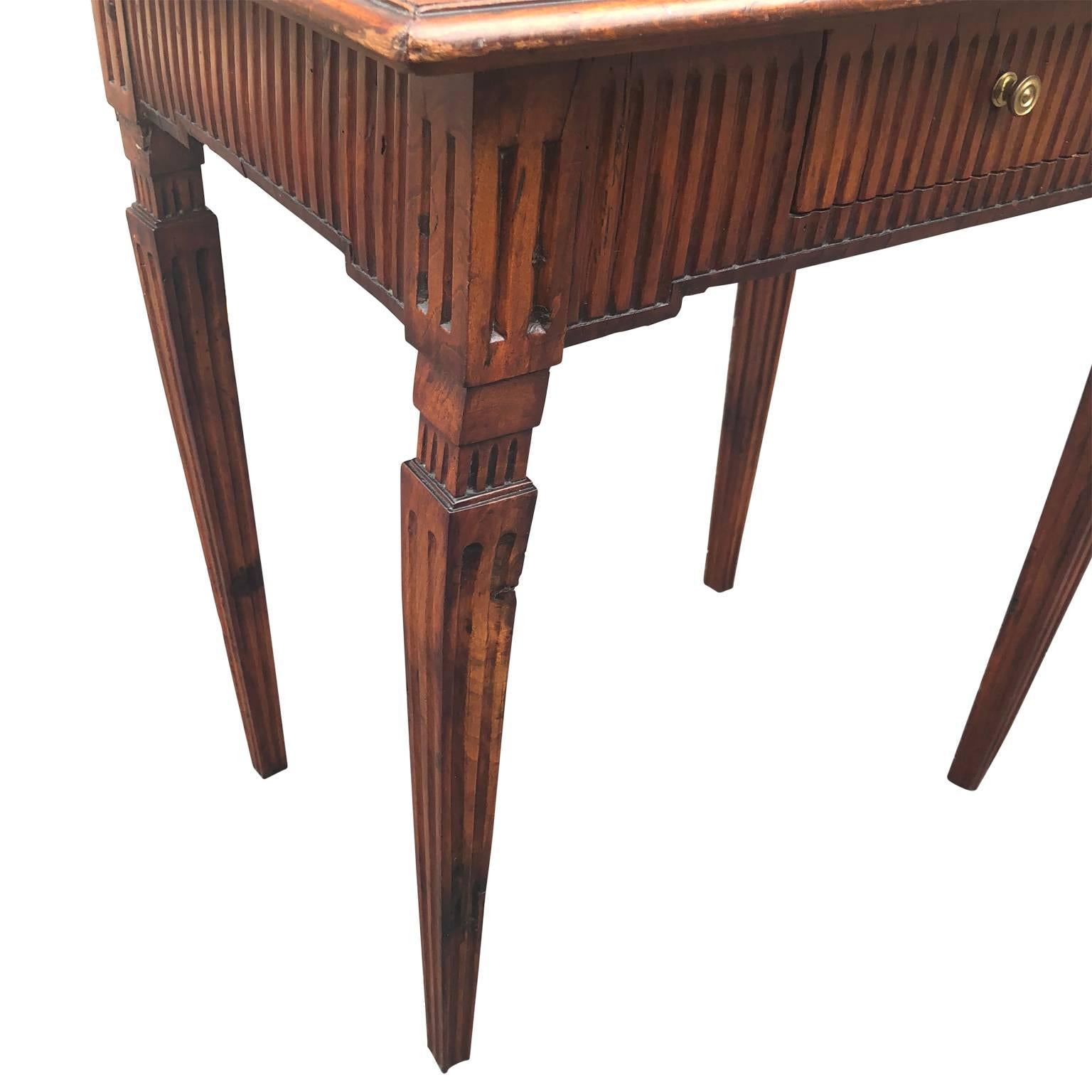 Französischer Tisch aus dem 18. Jahrhundert mit geriffelter Schürze und Beinen (Messing) im Angebot