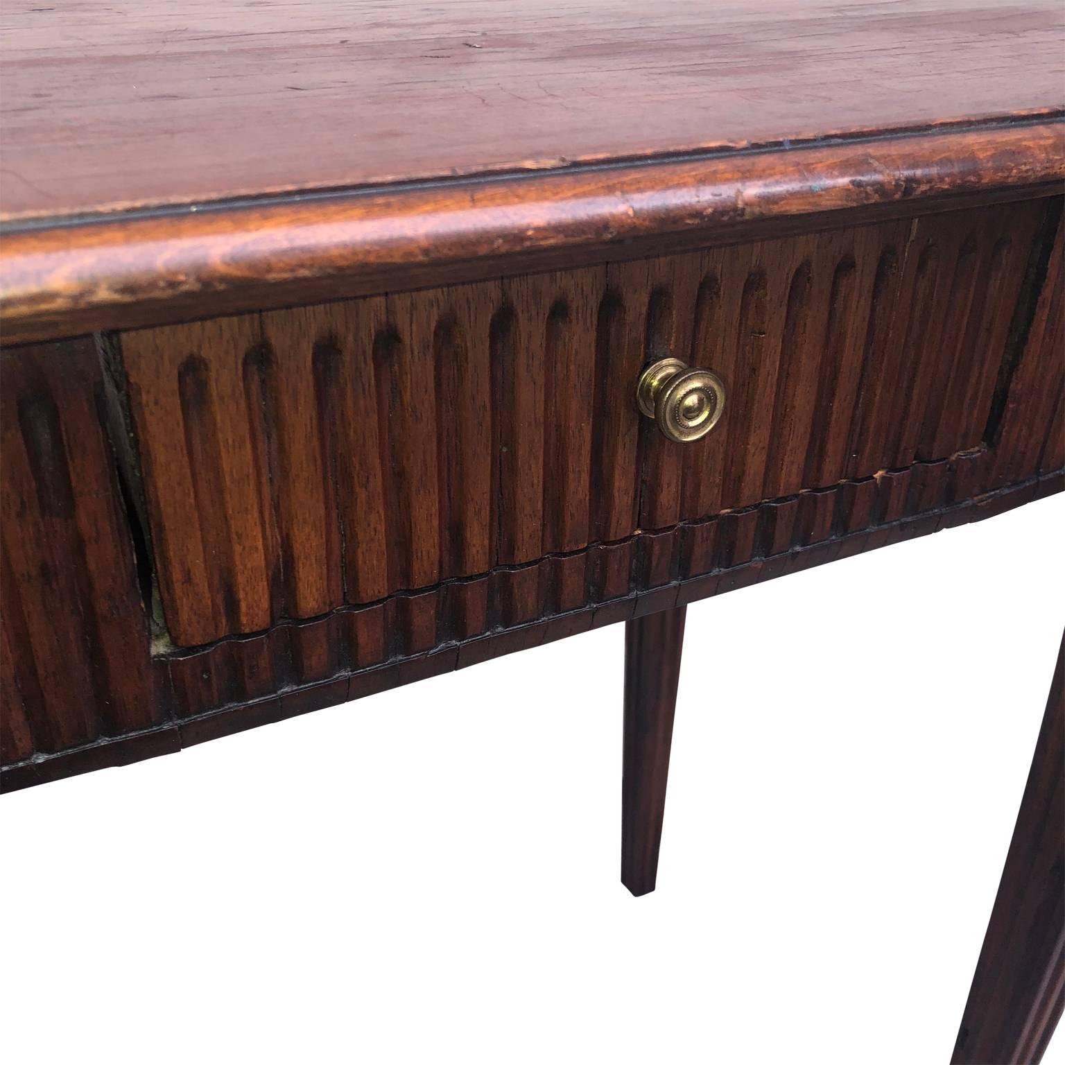 Französischer Tisch aus dem 18. Jahrhundert mit geriffelter Schürze und Beinen im Angebot 1
