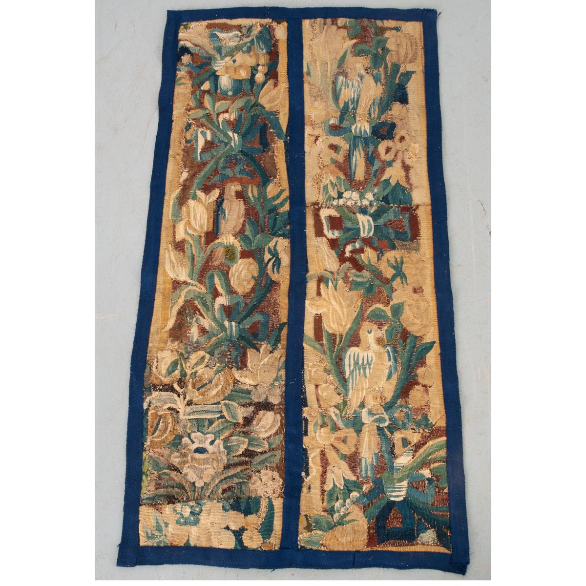 Dieses lebhafte Wandteppichfragment stammt aus dem Frankreich des 18. Jahrhunderts. Zwei Paneele wurden kürzlich mit leuchtend blauen Verzierungen angebracht. Der Stoff ist abgenutzt, hat aber sein lebhaftes Blumenmotiv und einen großen, hockenden