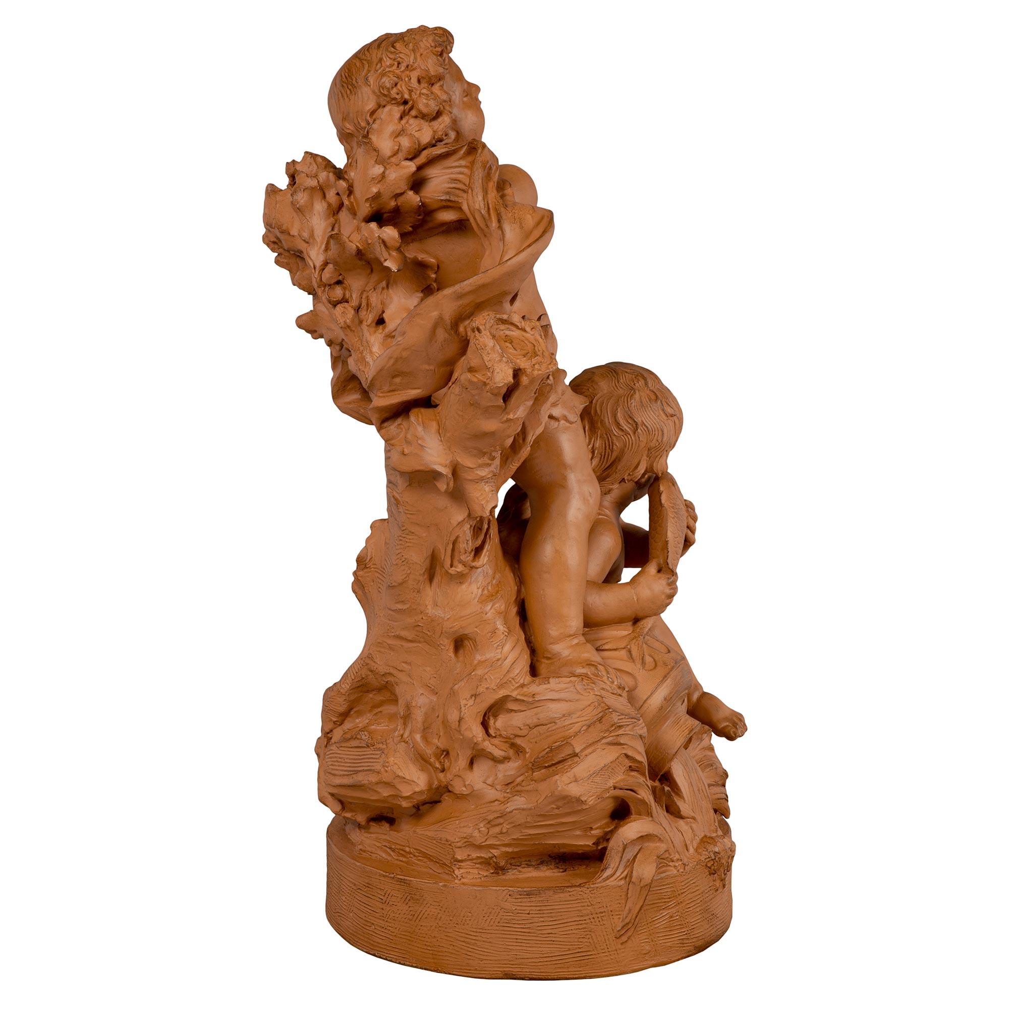 Una statua in terracotta francese del XVIII secolo proveniente da Parigi, estremamente suggestiva e affascinante. La statua di alta qualità è sollevata da una base circolare incisa. La base è decorata con il disegno di un terreno roccioso e una