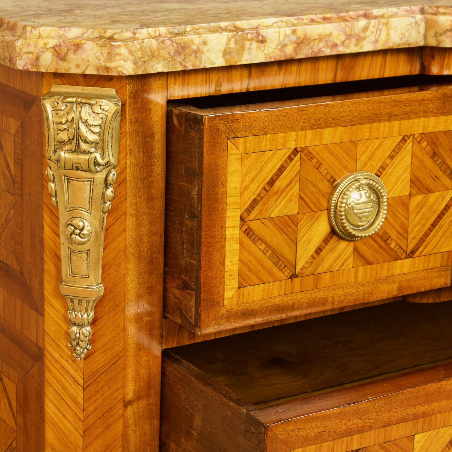 French 18th Century Transition/Louis XVI Love Symbols Marquetry Commode In Good Condition In Berlin, DE