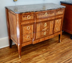 Commode en marqueterie transitionnelle française du XVIIIe siècle