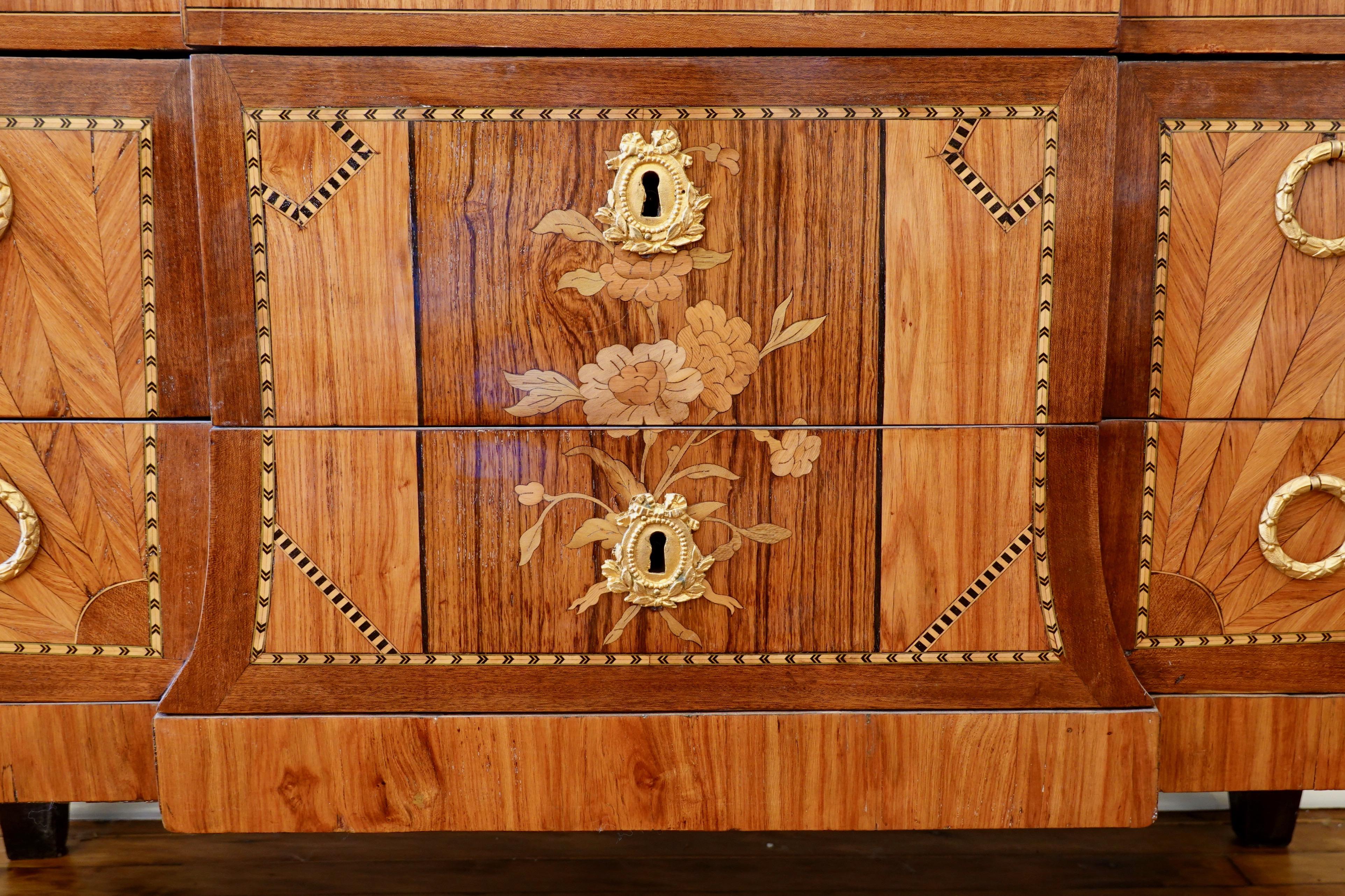 French 18th Century Transitional Marquetry Commode In Good Condition For Sale In Pembroke, MA