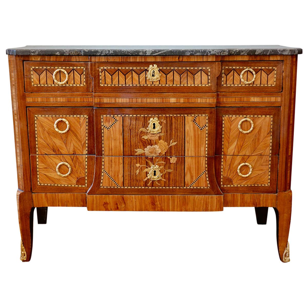 Commode en marqueterie transitionnelle française du XVIIIe siècle en vente