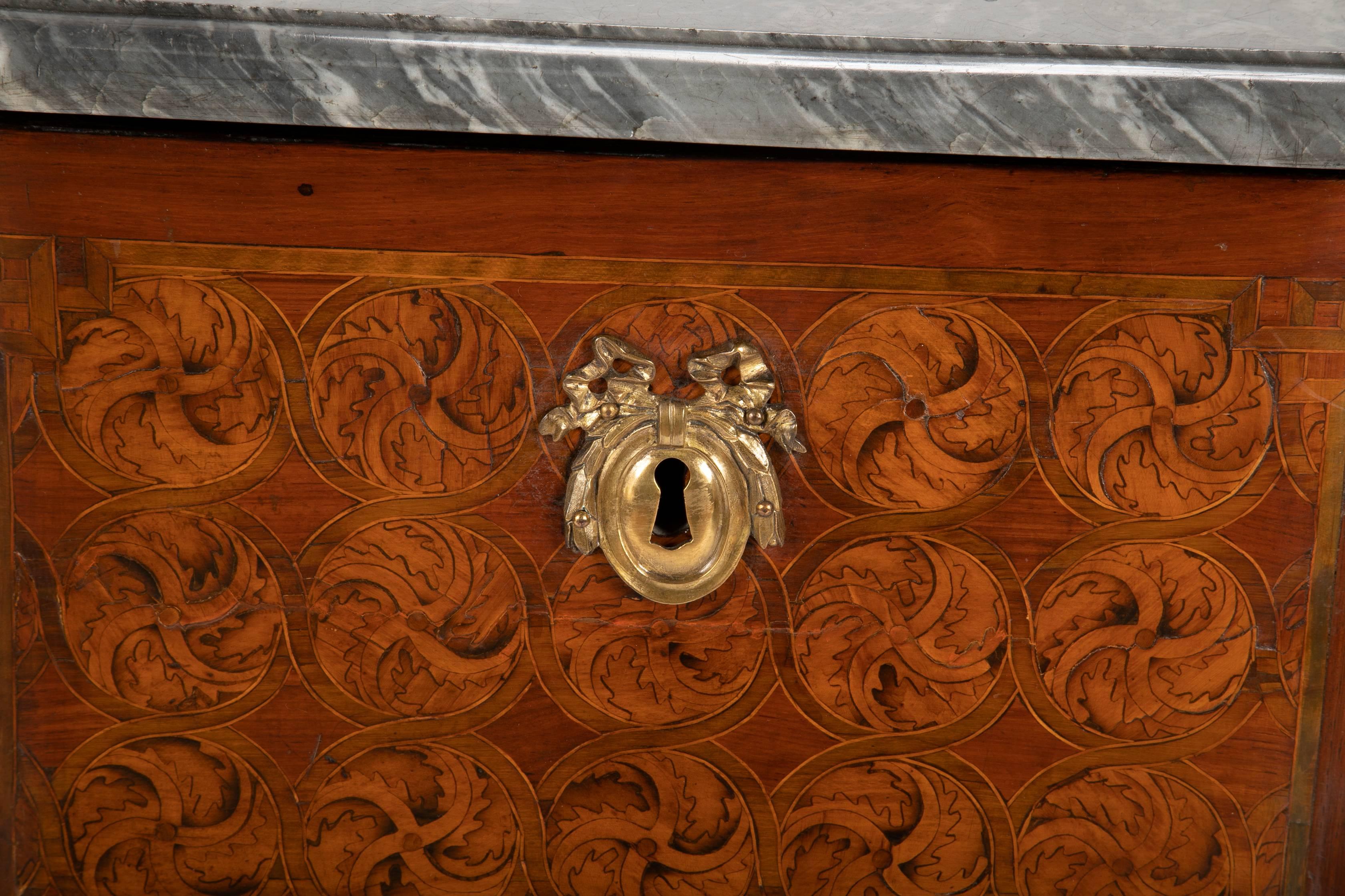 Commode d'époque transitionnelle française du XVIIIe siècle 3