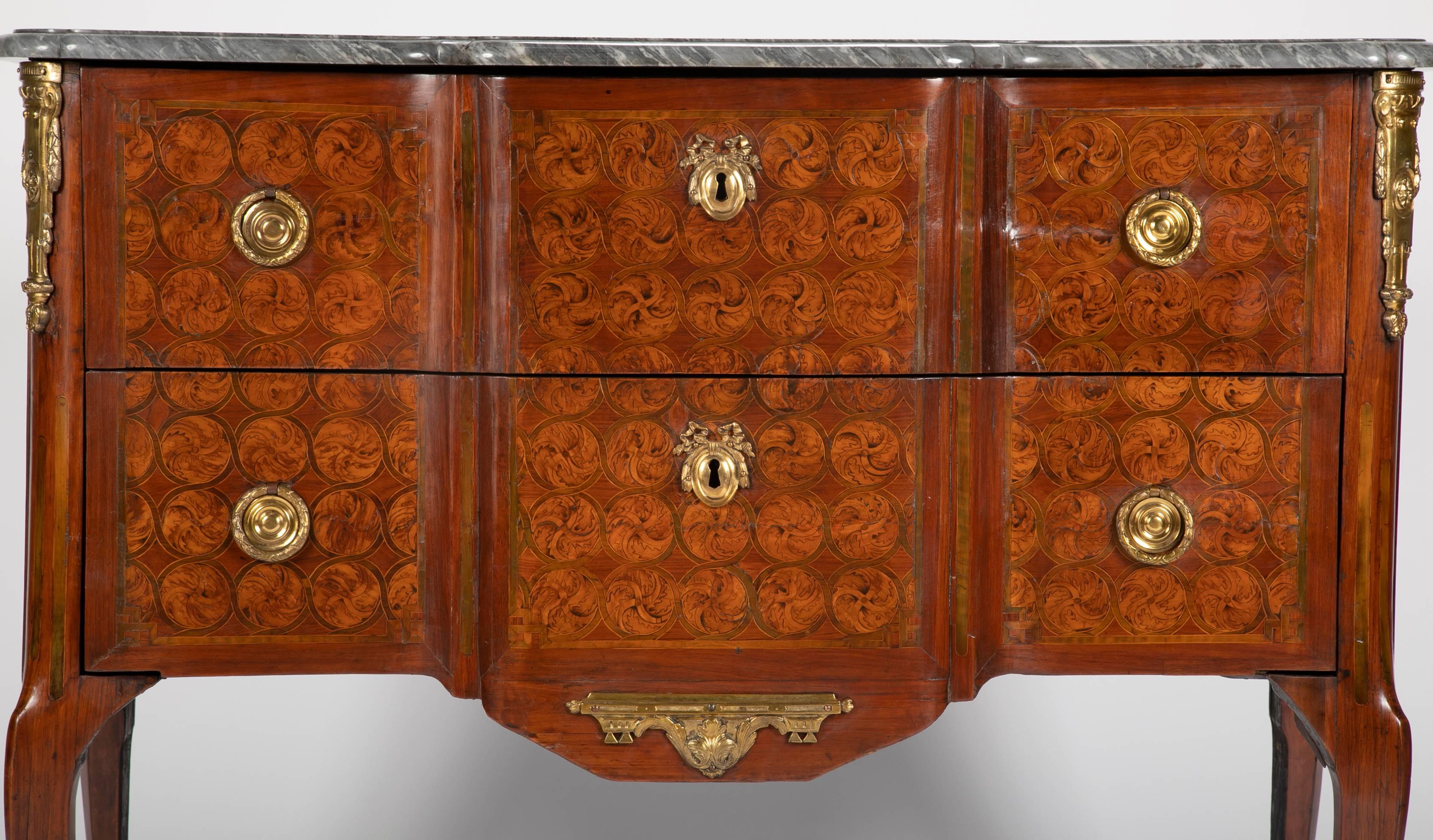 French 18th Century Transitional Period Commode In Good Condition For Sale In Stamford, CT